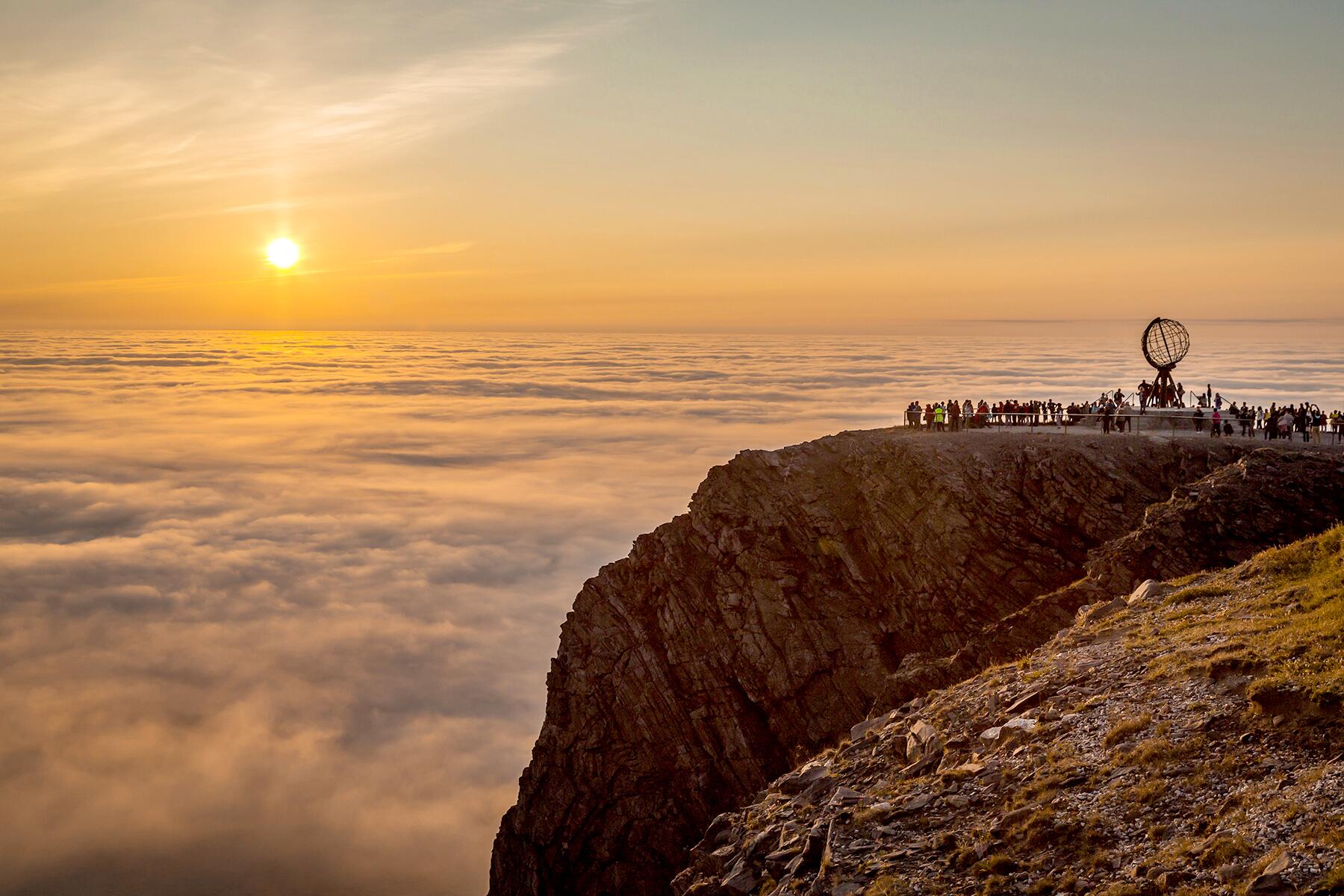 05_UltimateNorway__MidnightSun_iStock-518203753