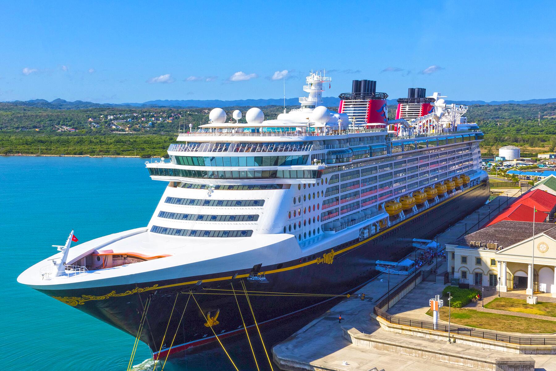 06_AvoidCrowdsAtTopCruisePort__FalmouthJamaica_shutterstock_1105567514