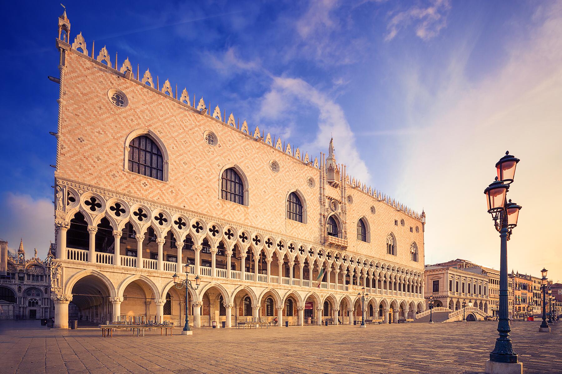 06_UltimateVenice__TourTheSumptuousDogesPalace_shutterstock_161226875