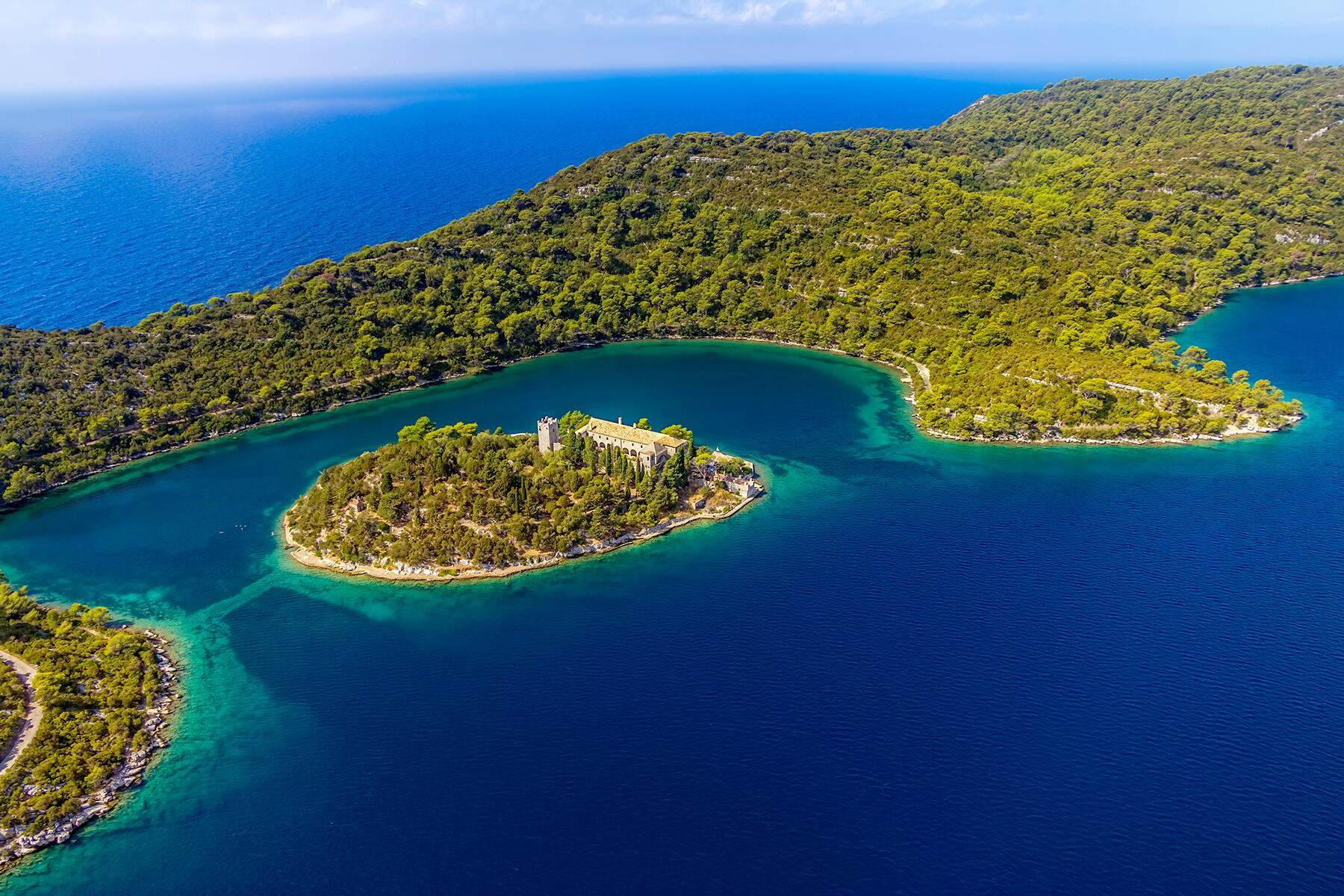 07_WhatToEatAndDrinkCarolinas__Mljet_iStock-471535073