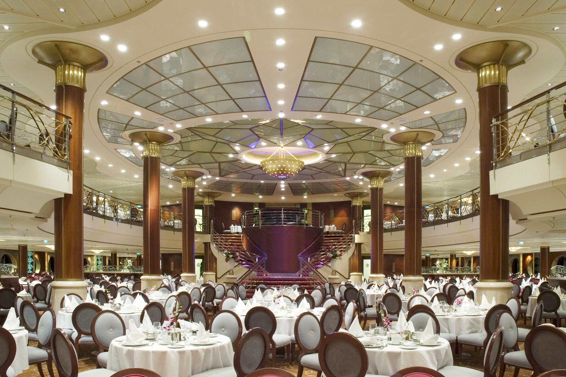 09_UnexpectedCruiseExpenses__FoodThatIsntIncluded_iStock-139988686