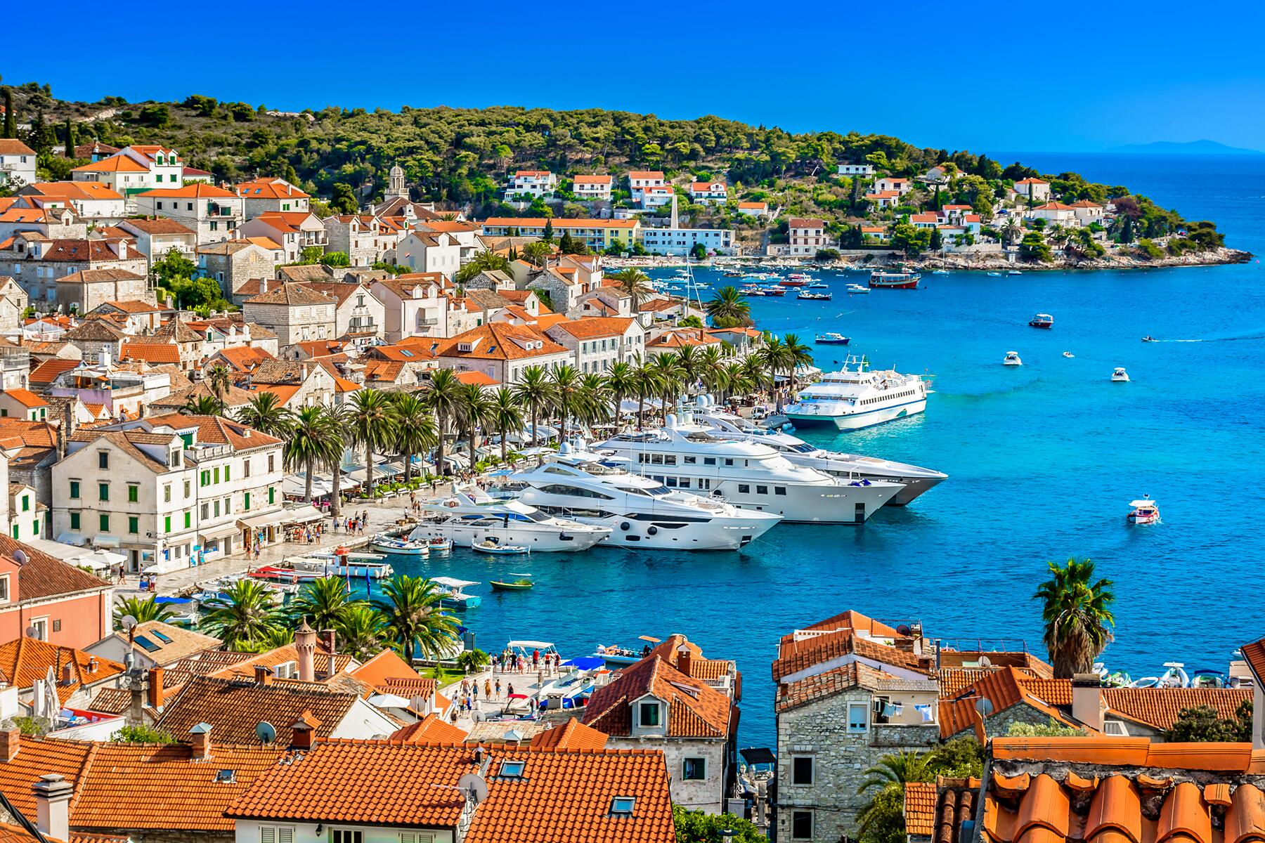 10_WhatToEatAndDrinkCarolinas__Hvar_shutterstock_793233976