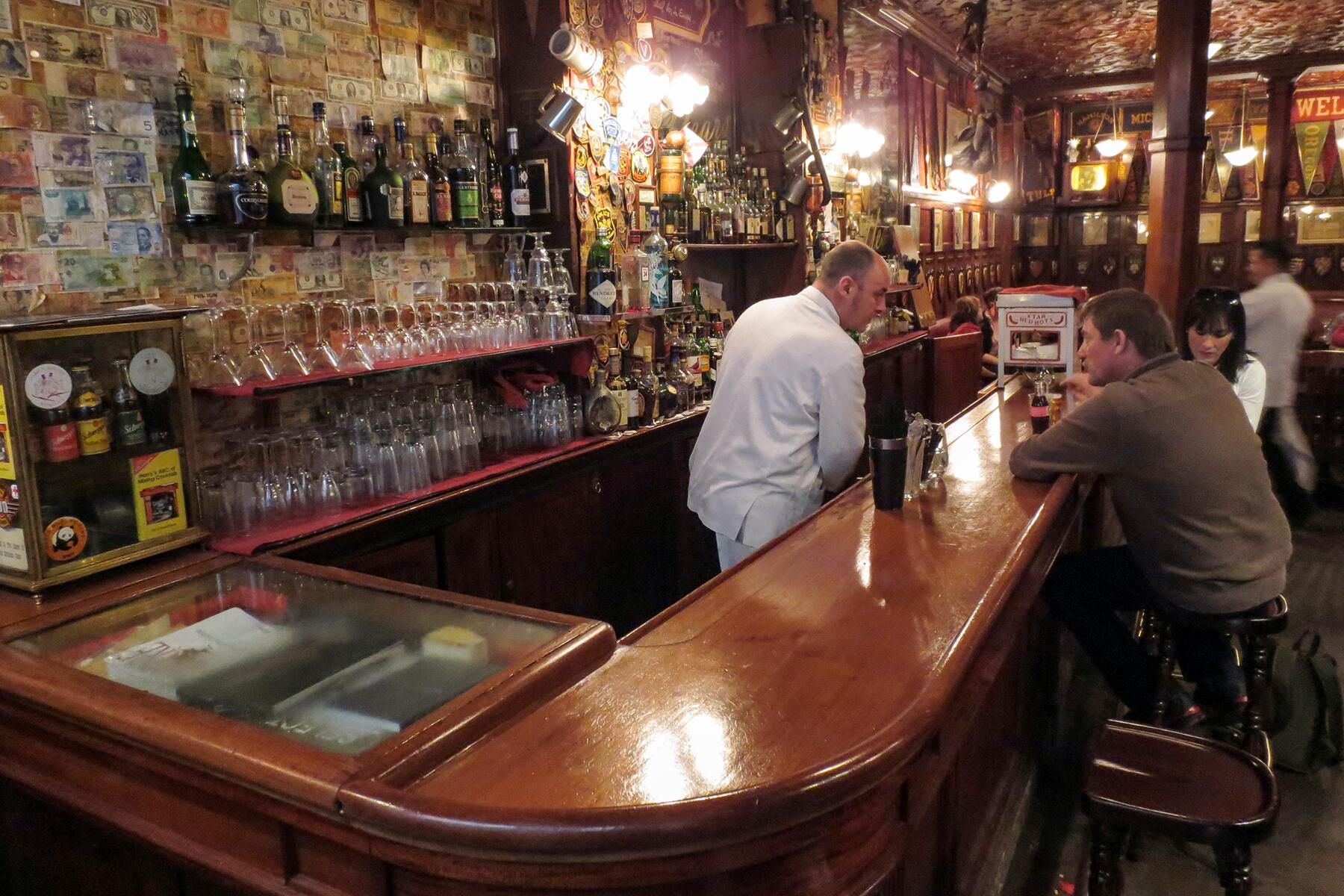 11_BarsThatInventedClassicCocktails__French75HarrysNewYork_11 Harrys_New_York_Bar_4,_Paris_2012