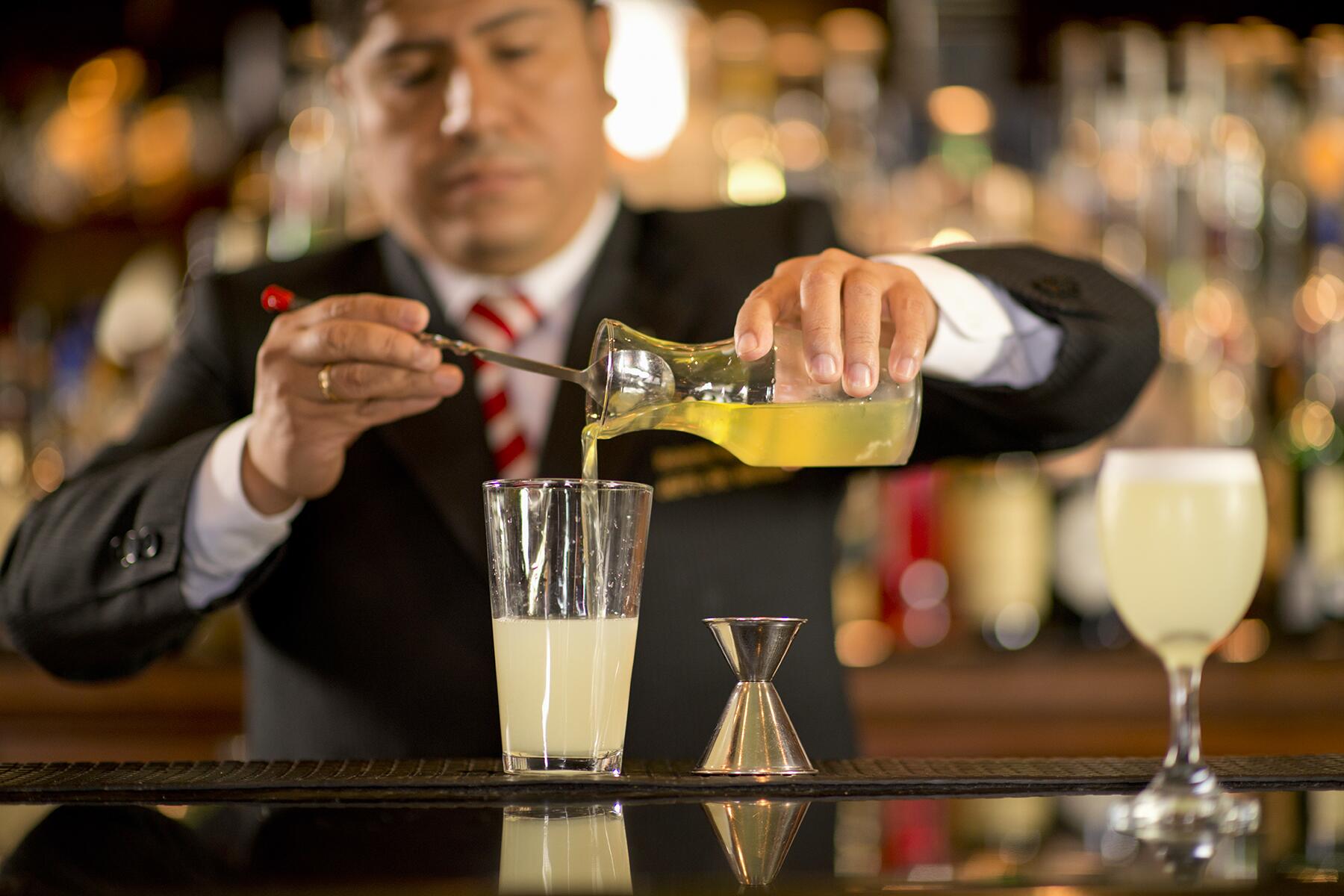 13_BarsThatInventedClassicCocktails__PiscoSourBarMaury_13 026901