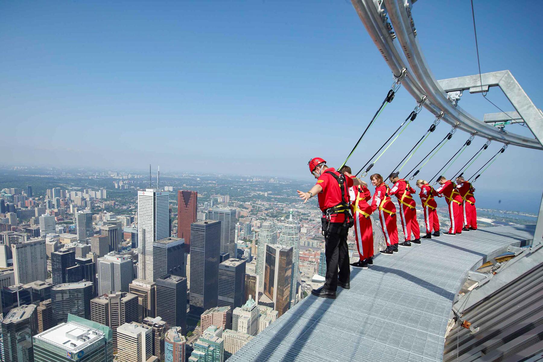 14_RidiculousAdventureActivities__EdgeWalking_14 EdgeWalk-CitySide
