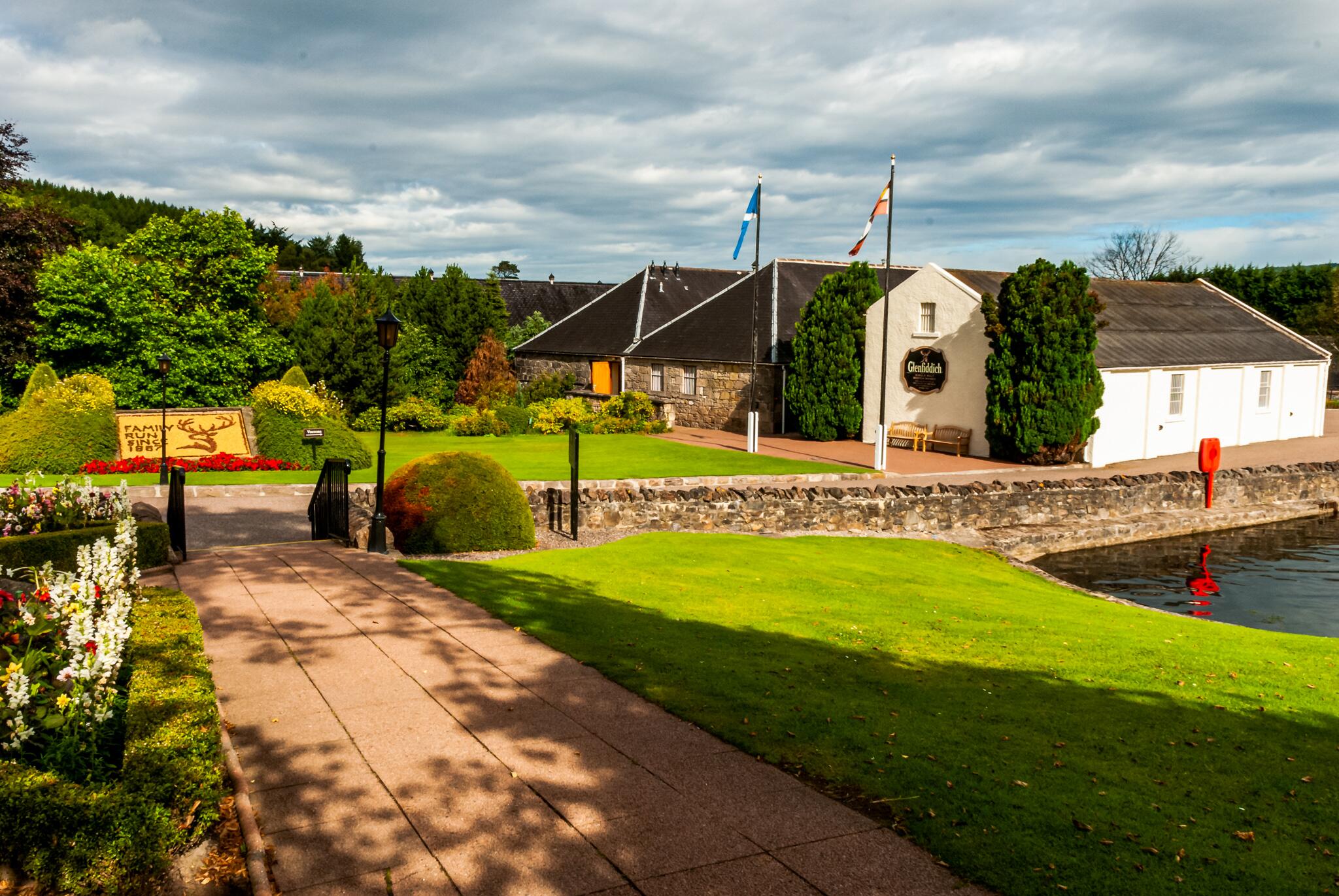 01_WhiskeyToursinScotland__Glenfiddich_dreamstime_xxl_144341802