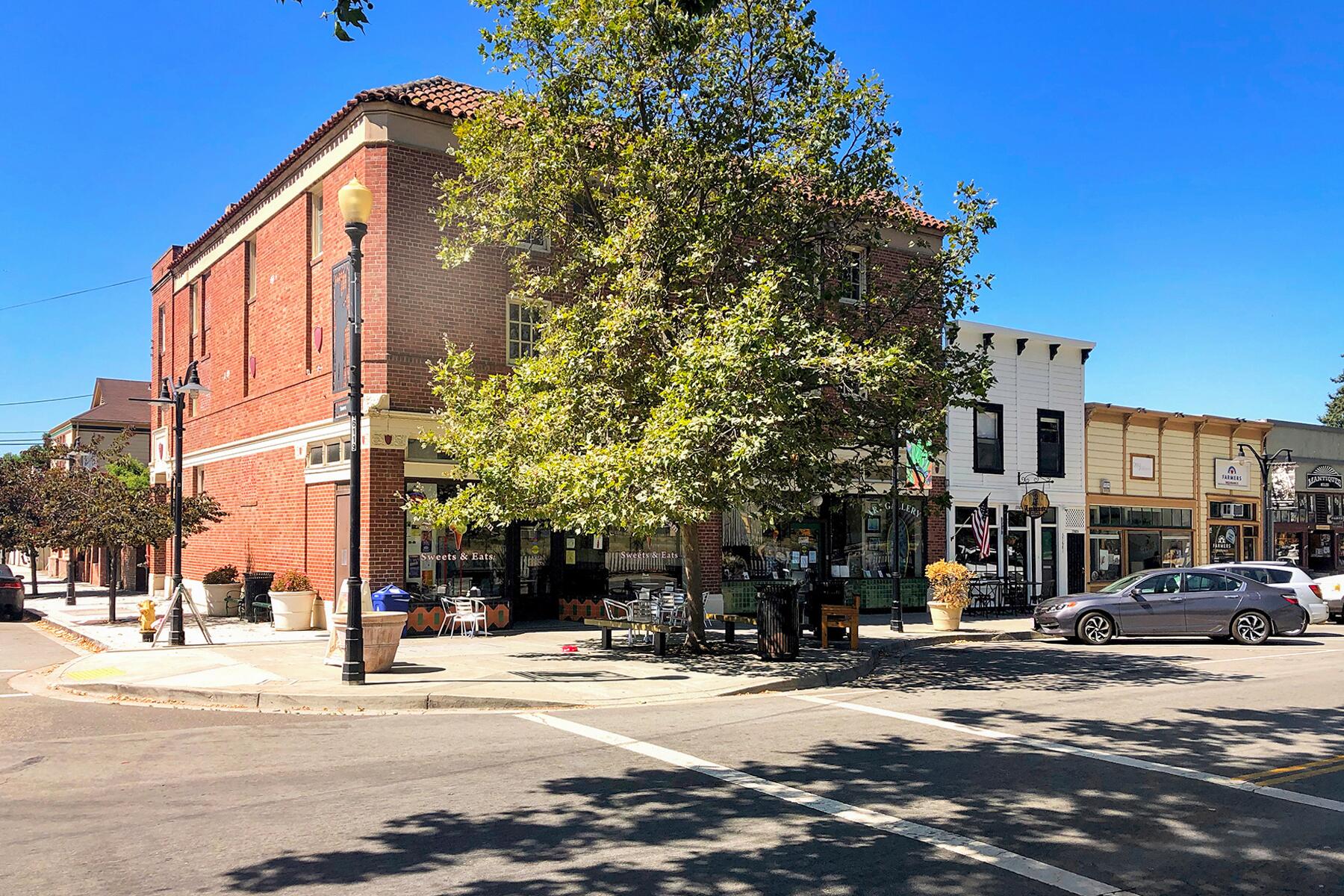 02_SmallTownsCalifornia__NilesDistrict_shutterstock_1581864991