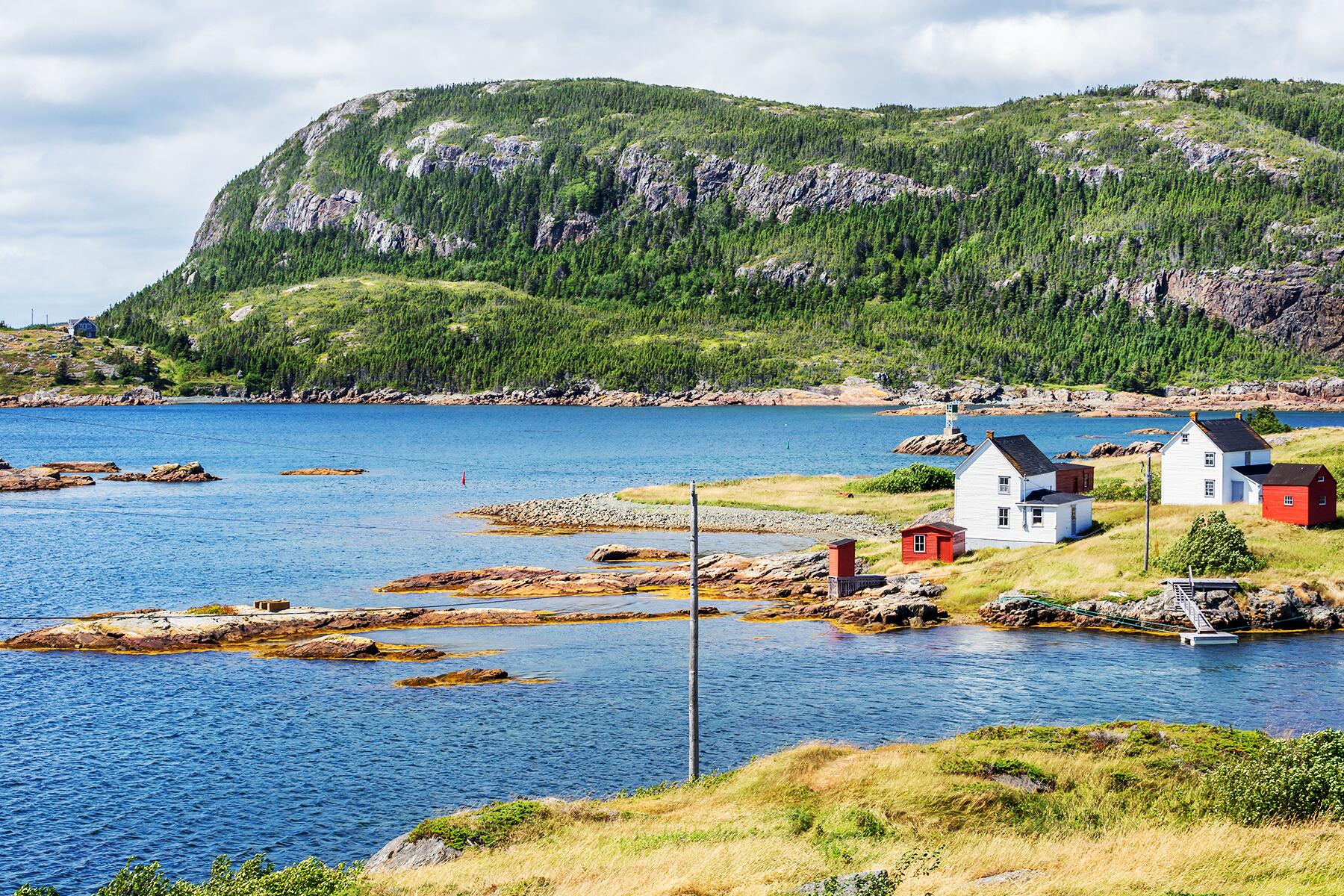 04_NewfoundlandCodExperiences__StayInTraditionalSaltBoxHouse_shutterstock_1526297192