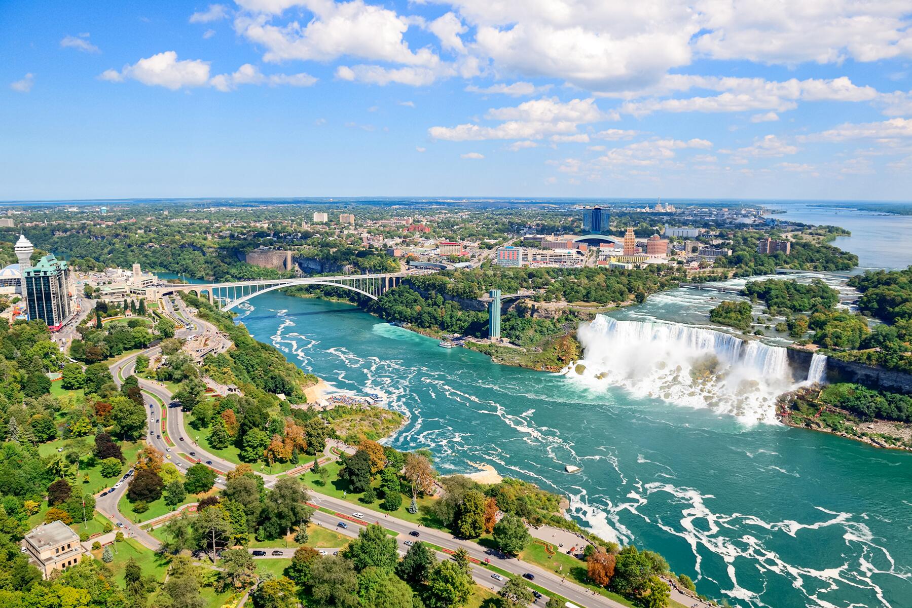 04_NiagaraFalls101__DoIneedaPassport_shutterstock_118202104