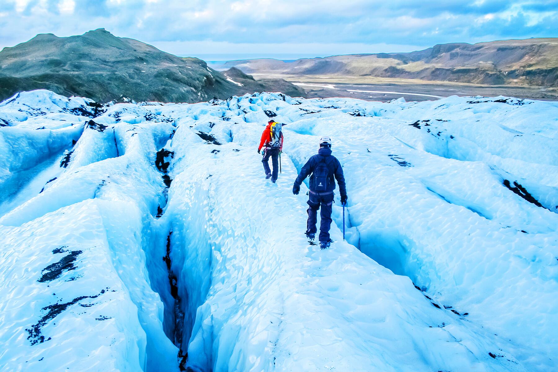 04_UltimateIceland__PicnicatopaGlacier_shutterstock_775595653