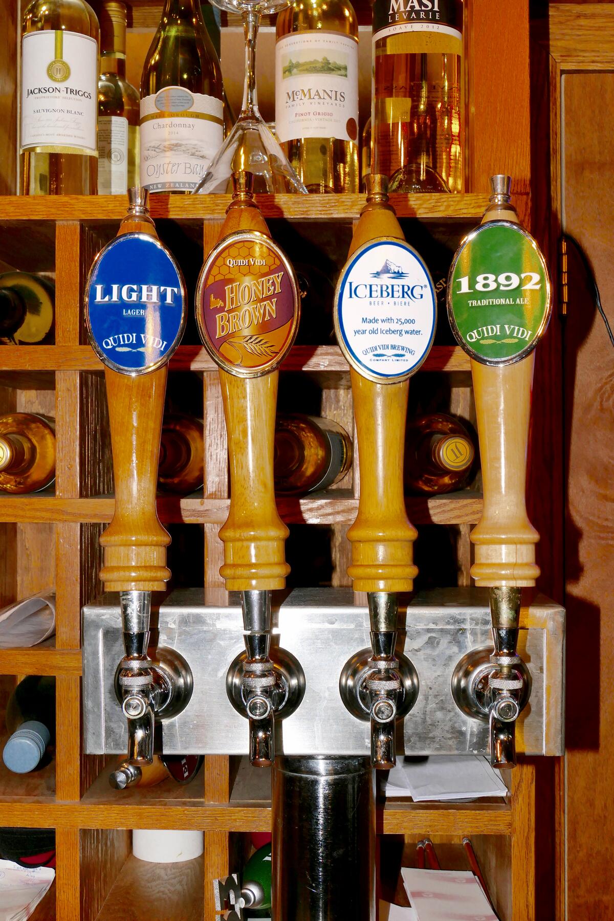 06_NewfoundlandQuirkyTrad__DrinkIcebergBeer_6.) 32402324012_4a386909d7_o