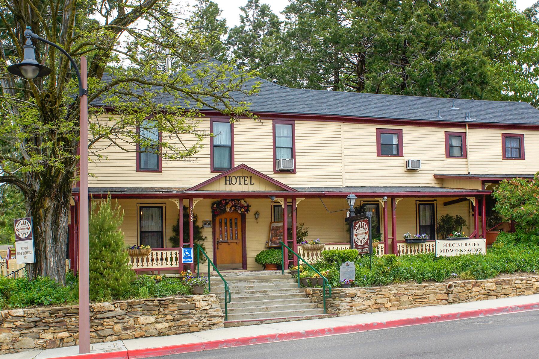 08_SmallTownsCalifornia__Julian_shutterstock_1395083408