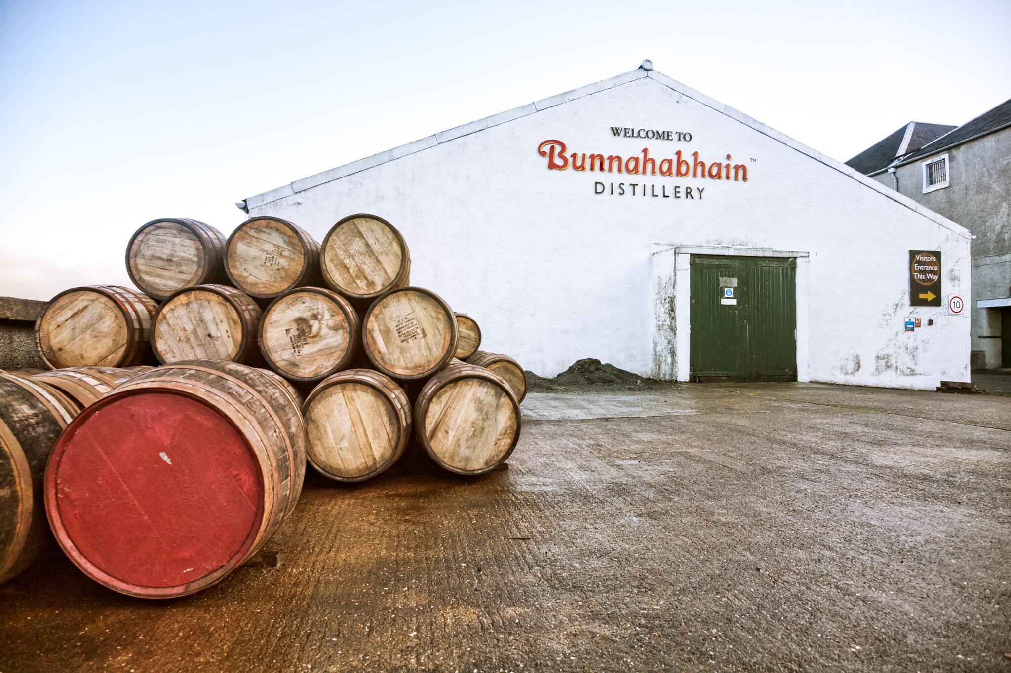 08_WhiskeyToursinScotland__BunnahabhainDistillery_iStock-458615803