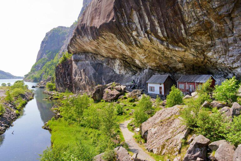 <a href='http://www.fodors.com/world/europe/norway/experiences/news/15-architectural-masterpieces-you-didnt-know-existed-in-norway#'>From "15 Architectural Masterpieces You Didn’t Know Existed in Norway: Helleren i Jøssingfjord"</a>