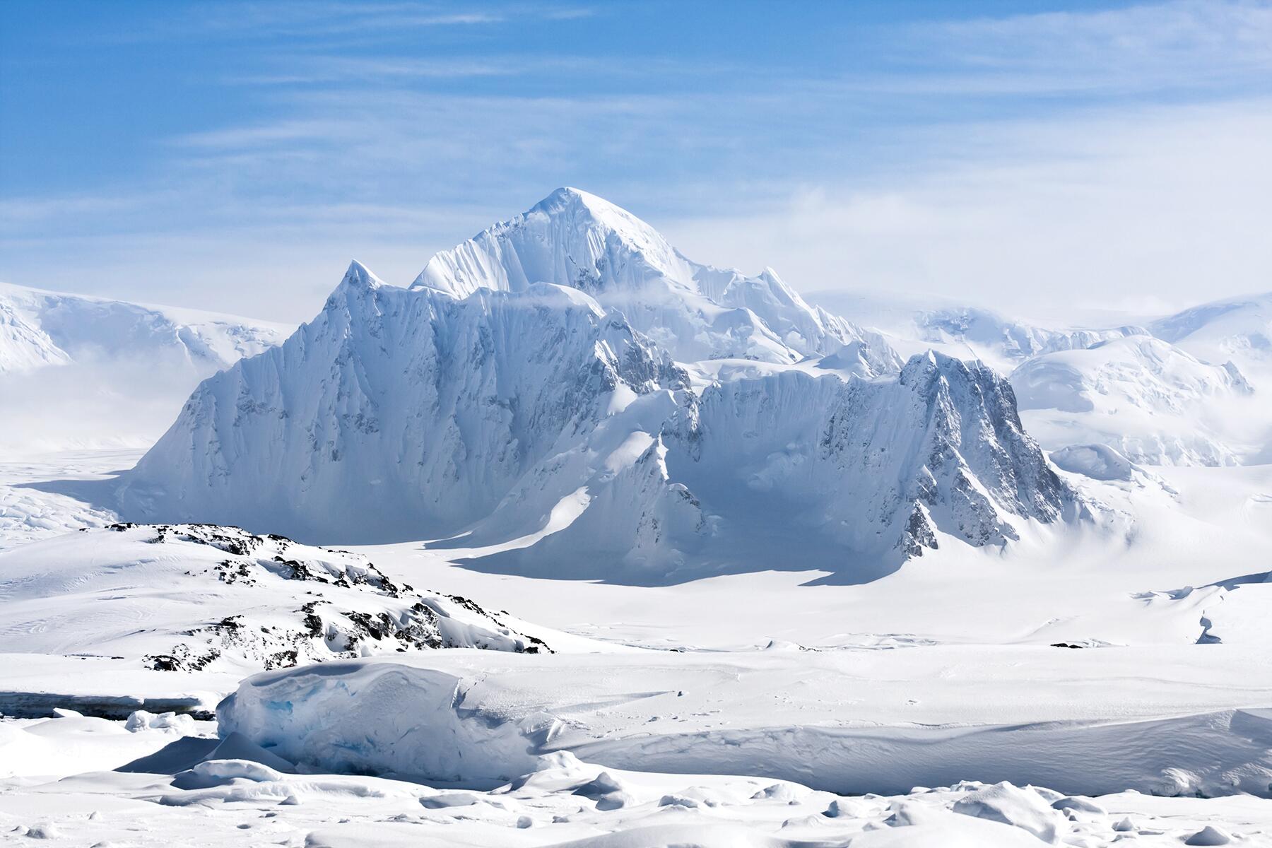 01_MostExtremePlaces__Antarctica_iStock-121716604