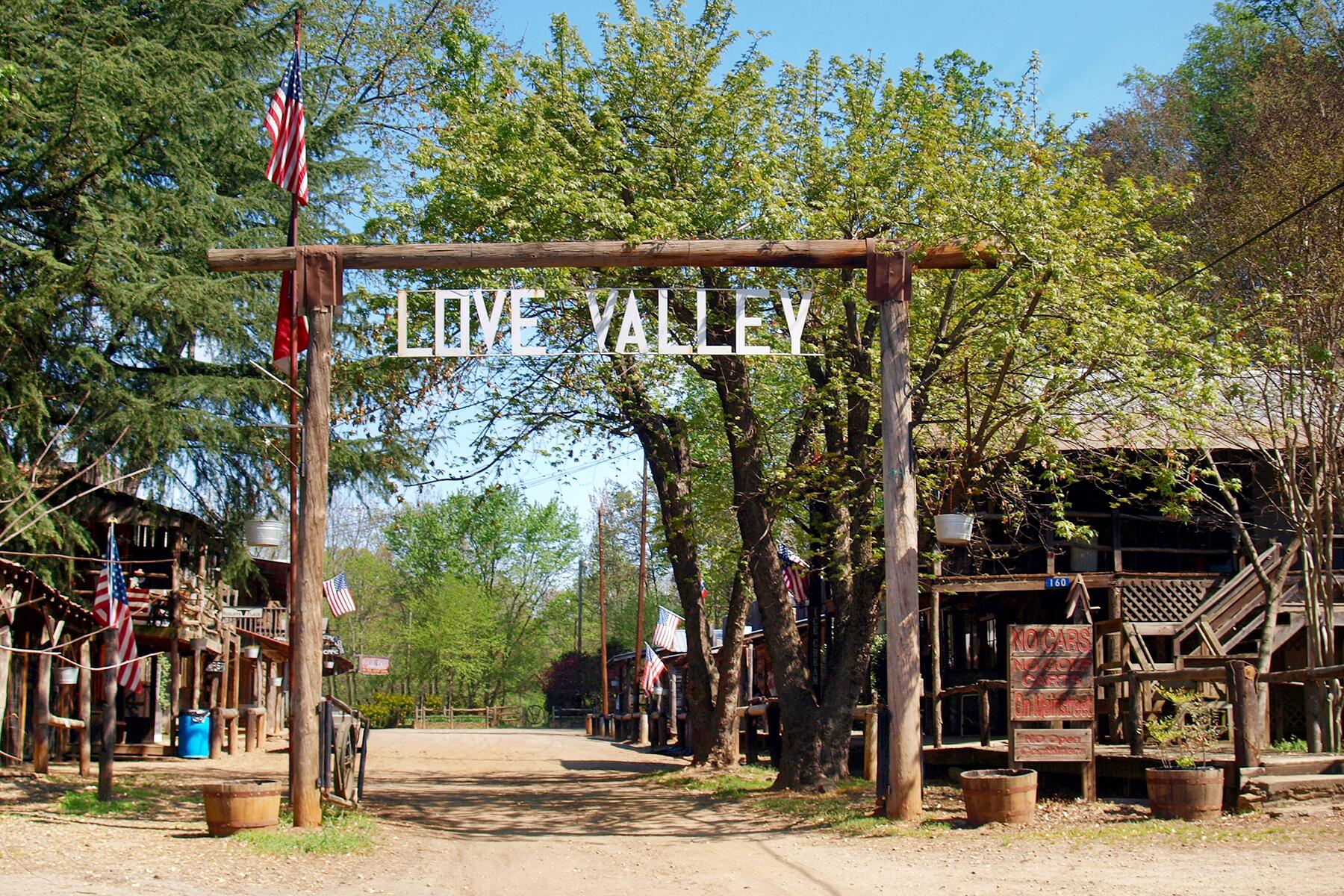 05_TinyTownswithnoCars__LoveValley_dreamstime_xxl_90531222