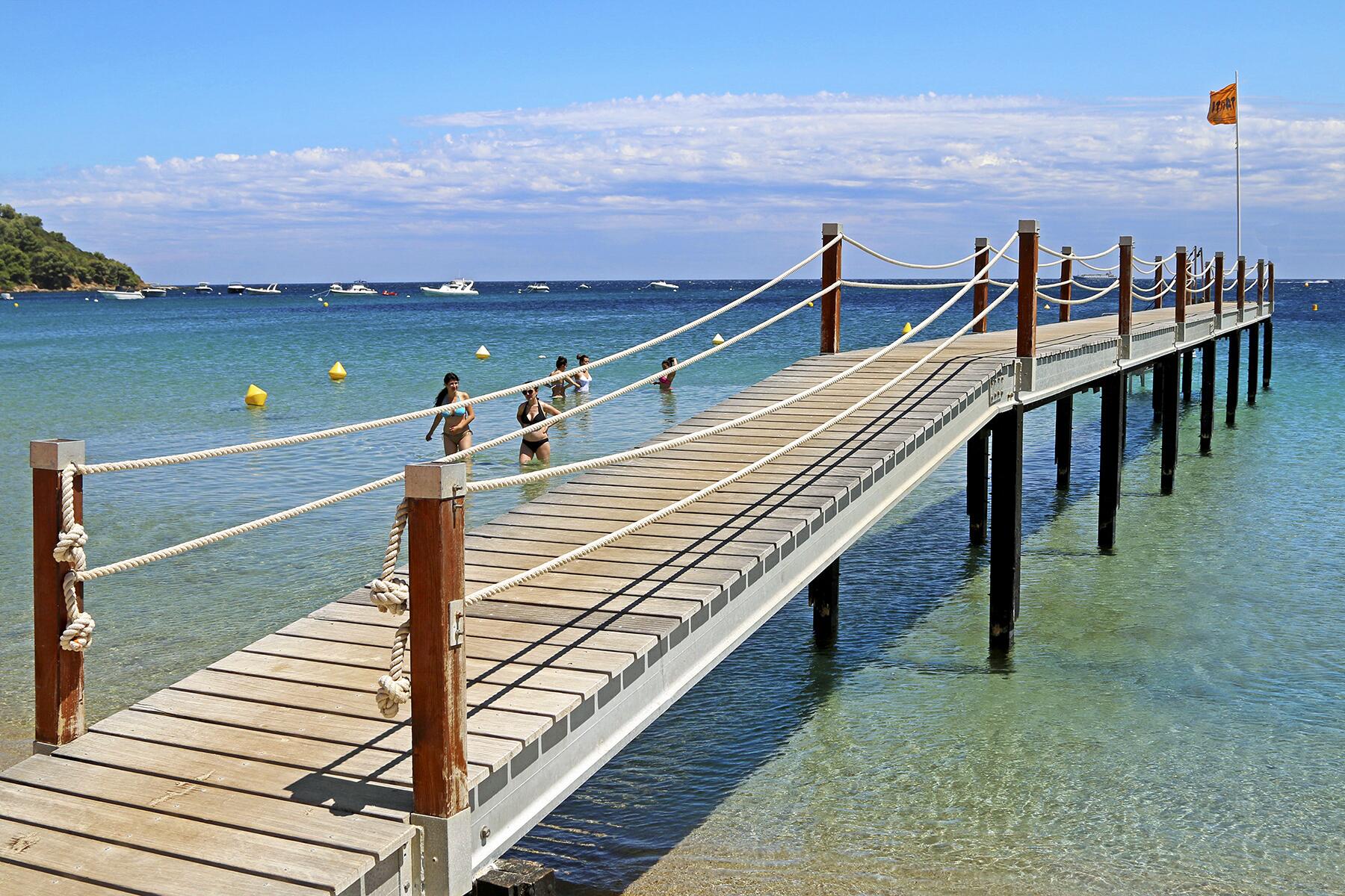 07_BestBeachesFrenchRiviera__TahitiBeach_7 ramatuelle ponton tahiti pampelonne photo bertrand tous droits reserves (3)
