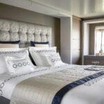 07_DIYHotels__MakeyourbeninWhiteLinens_7.) FretteDay21023