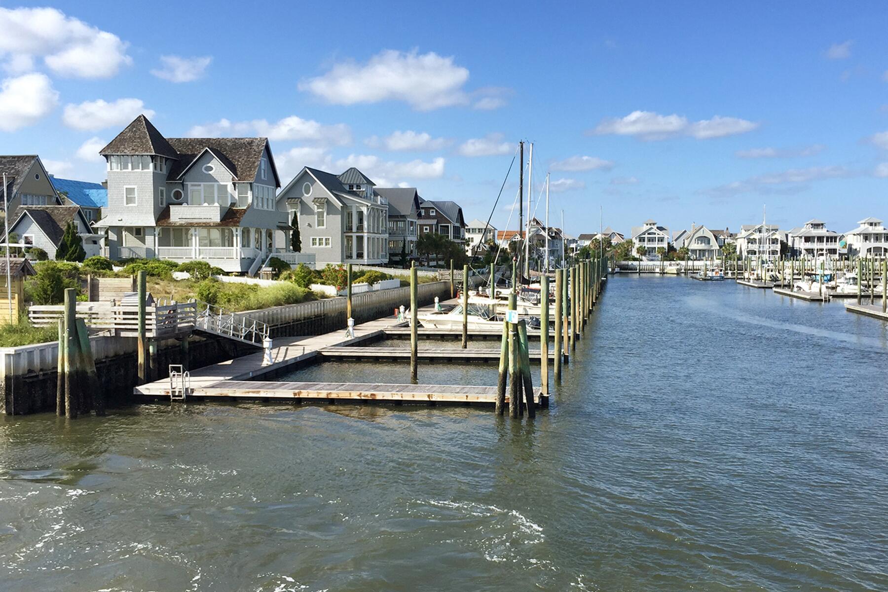 08_TinyTownswithnoCars__BaldheadIsland_8.) Bald_Head_Island_NC_-_Harbor_-_panoramio_(10)