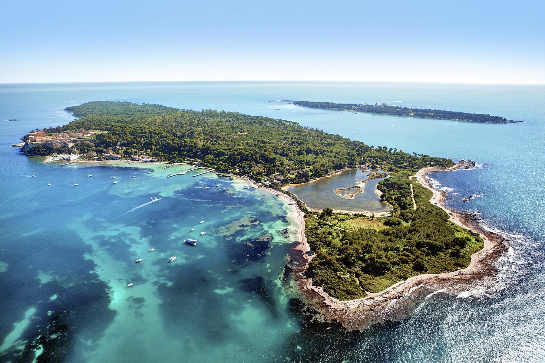 10_BestBeachesFrenchRiviera__TheIlesDeLehrins_10 Iles de Lérins vue d_avion ®Eric Dervaux