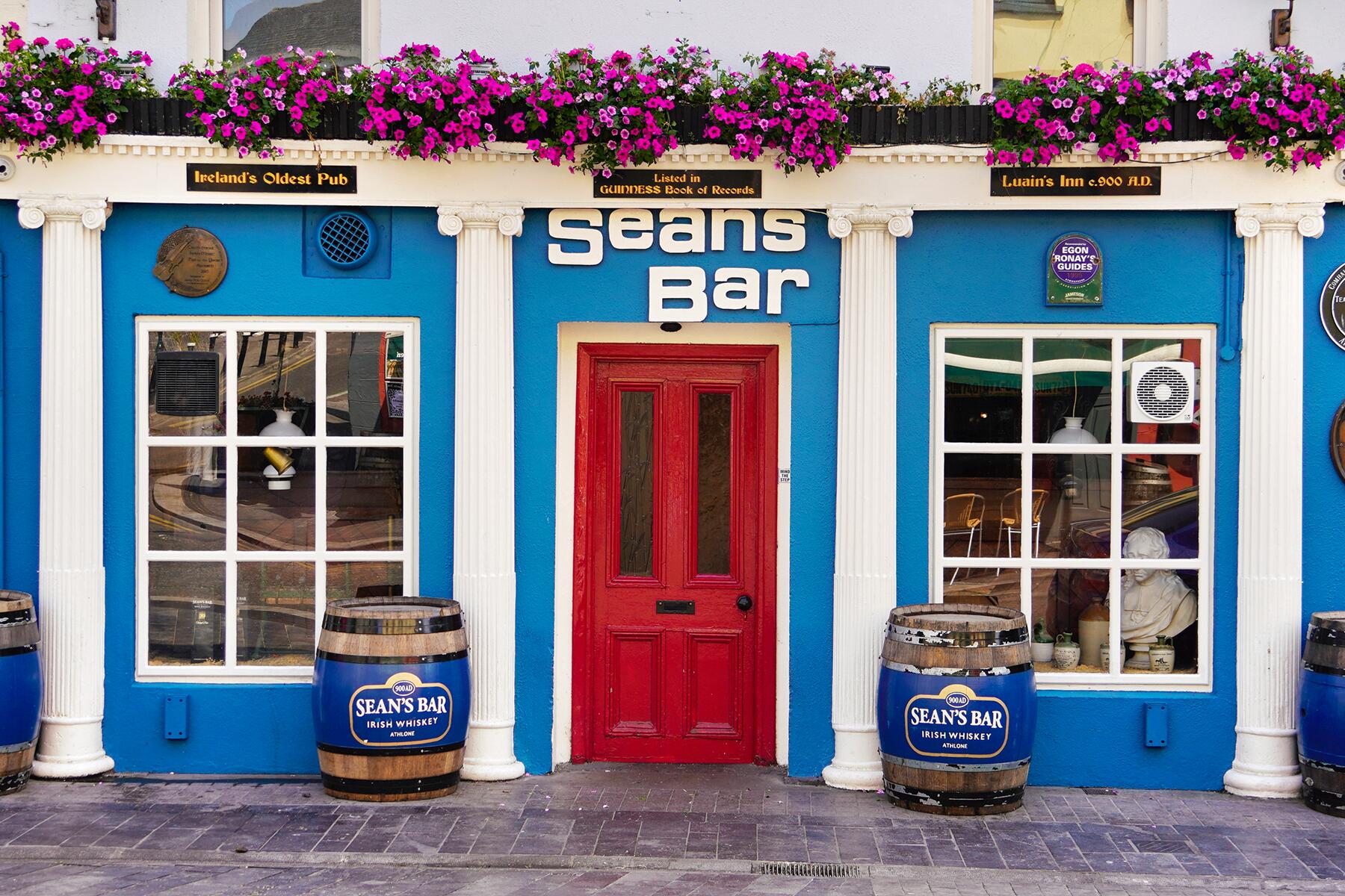 01_OldestBars__SeansBar_shutterstock_1146518912