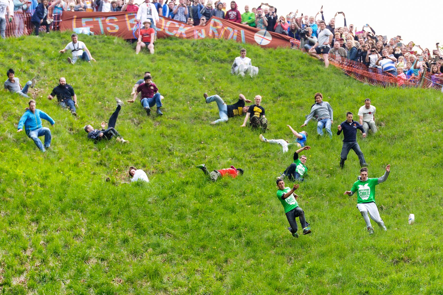 02_DangerousFestivals__CoopersHillCheeseRolling_shutterstock_285149288
