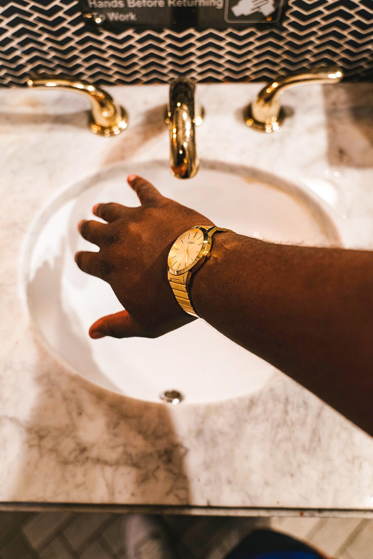 02_RestaurantSafety__HandwashingMadeEasier_2.) who-du-nelson-T32xy2ZDjvY-unsplash