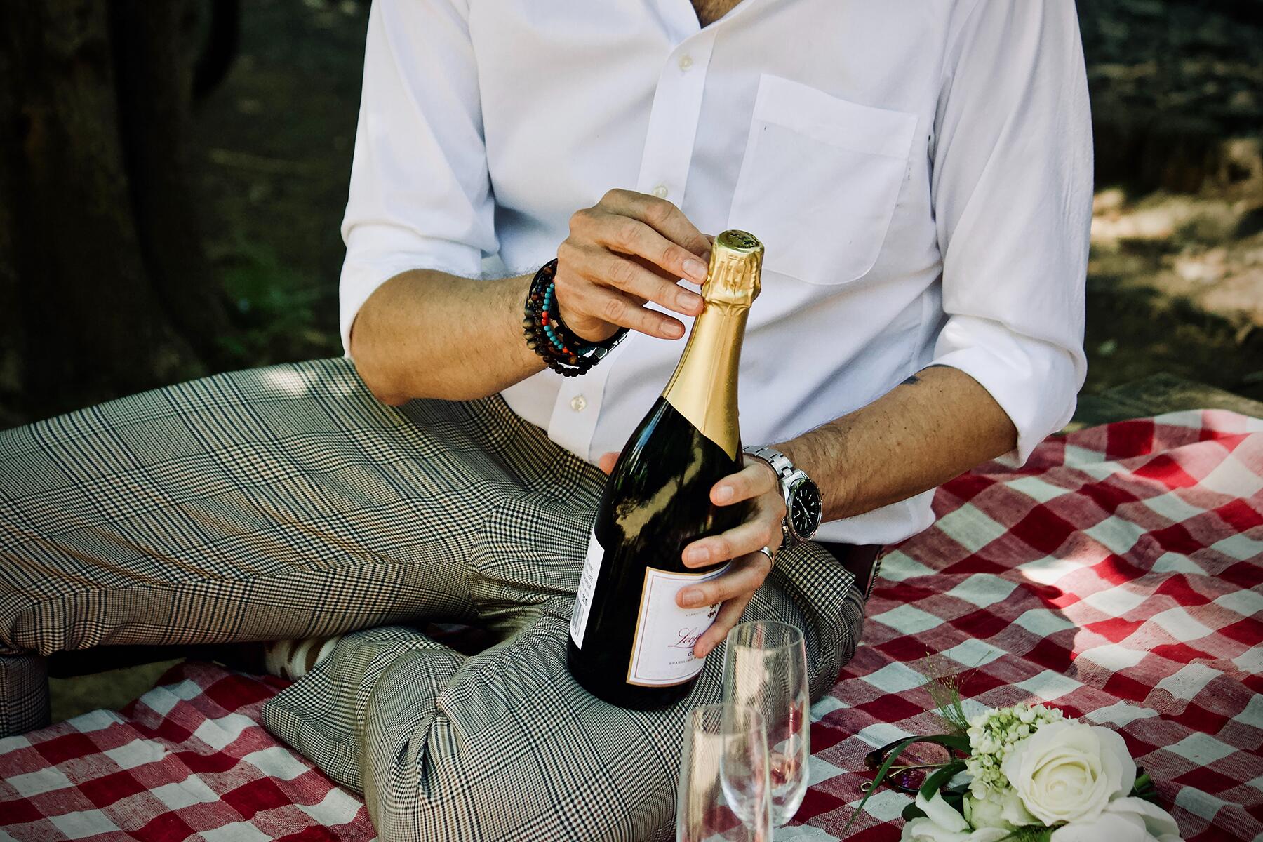 03_UltimateParisFromHome__DrinkingChampagne_3 jelleke-vanooteghem-W0BaR_XGl_A-unsplash