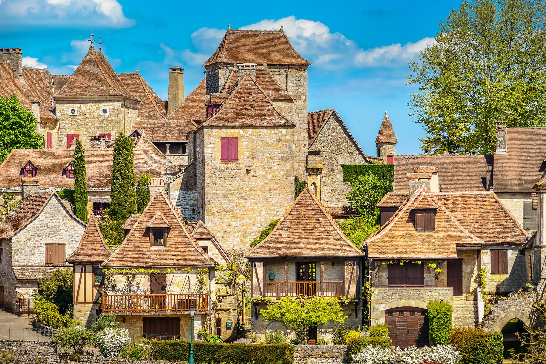 05_HilltopVillagesFrance__Loubressac_shutterstock_763657486