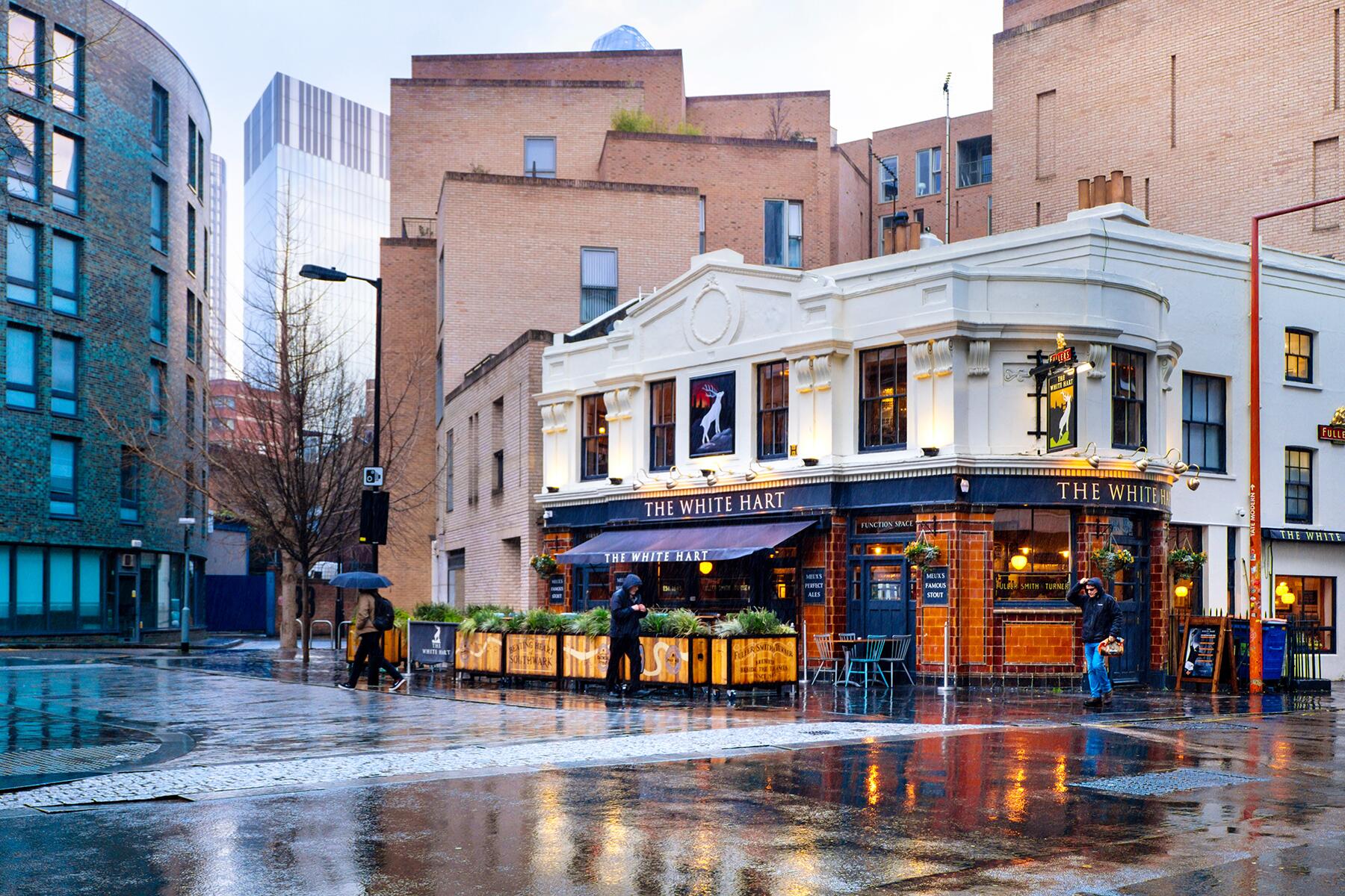 05_OldestBars__TheWhiteHart_shutterstock_1304098879