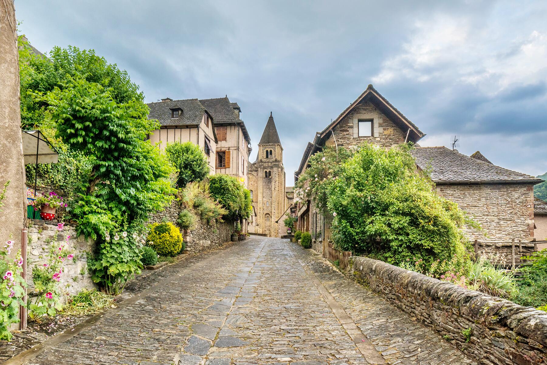 07_HilltopVillagesFrance__Conques_shutterstock_1102889891