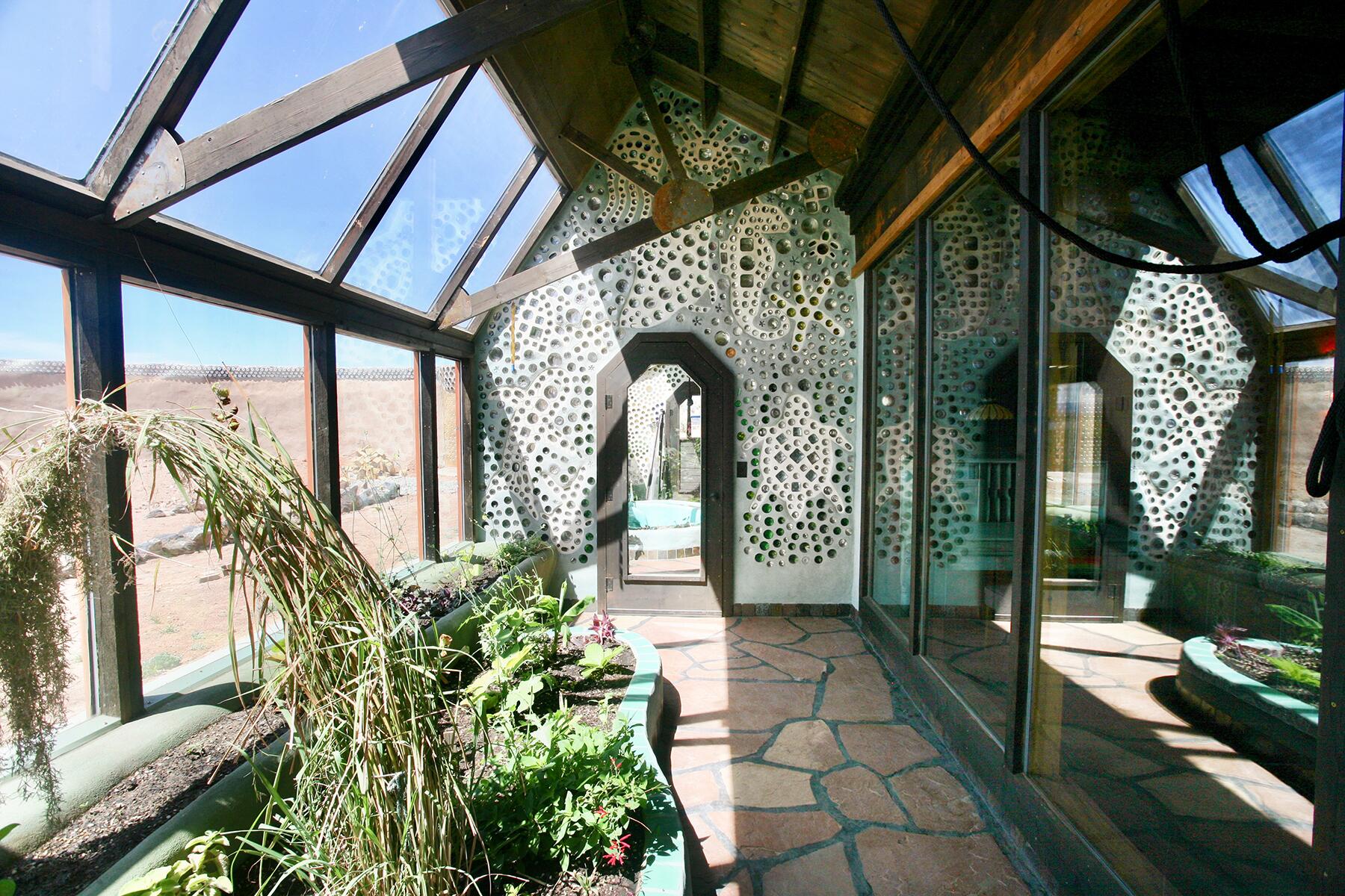 08_OffGridCommunities__EarthshipCommunity_Vallecitos Marine Bottle Wall
