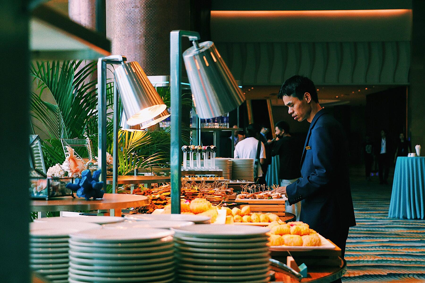 08_RestaurantSafety__NoBuffetsforNow_8.) ye-chen-ZjEEJ-TjJgs-unsplash