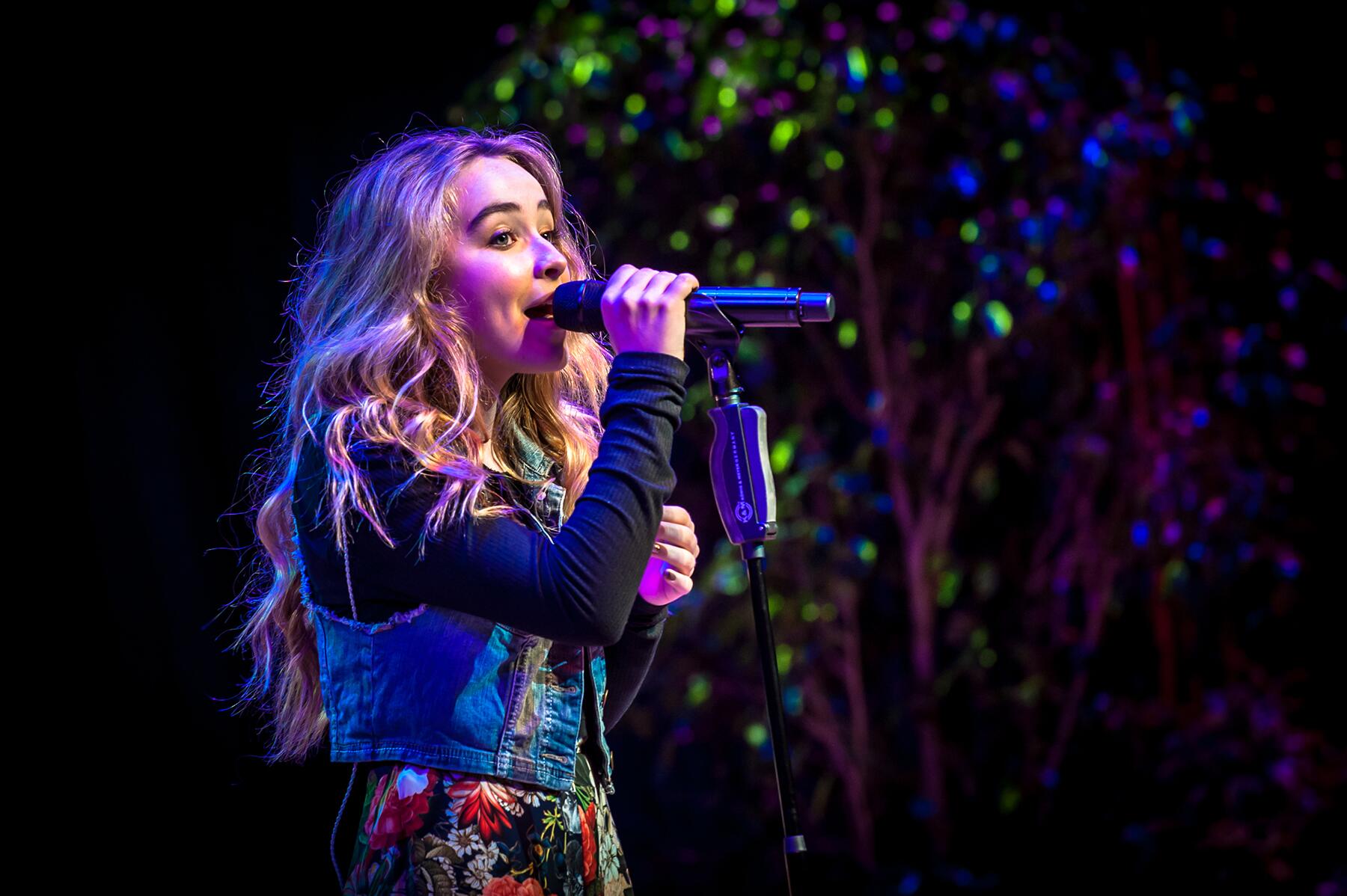 08_VirtualDisney__SingDisneySongs_8.) Sabrina_Carpenter_-_Disney_Social_Media_Mom