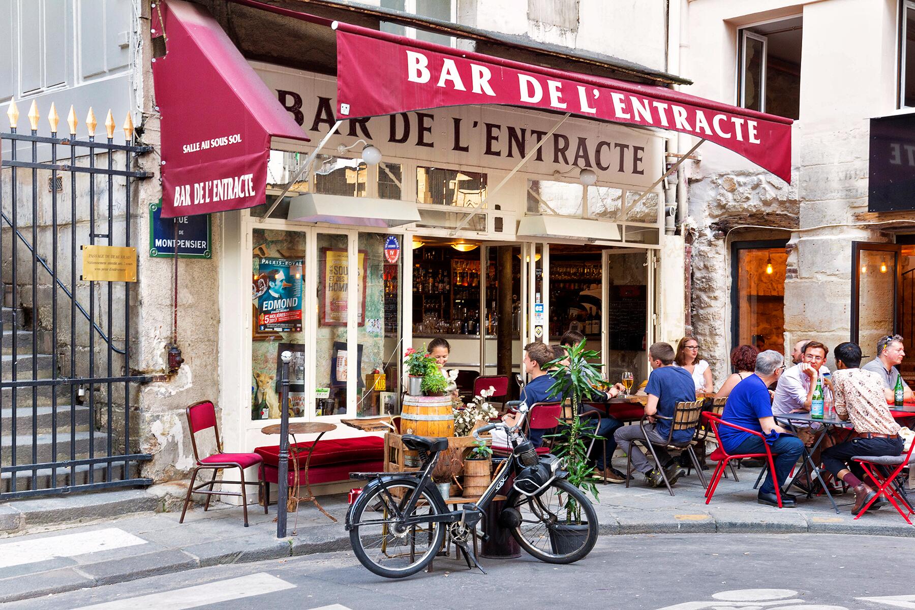 09_OldestBars__BarLEntracte_shutterstock_1111062698