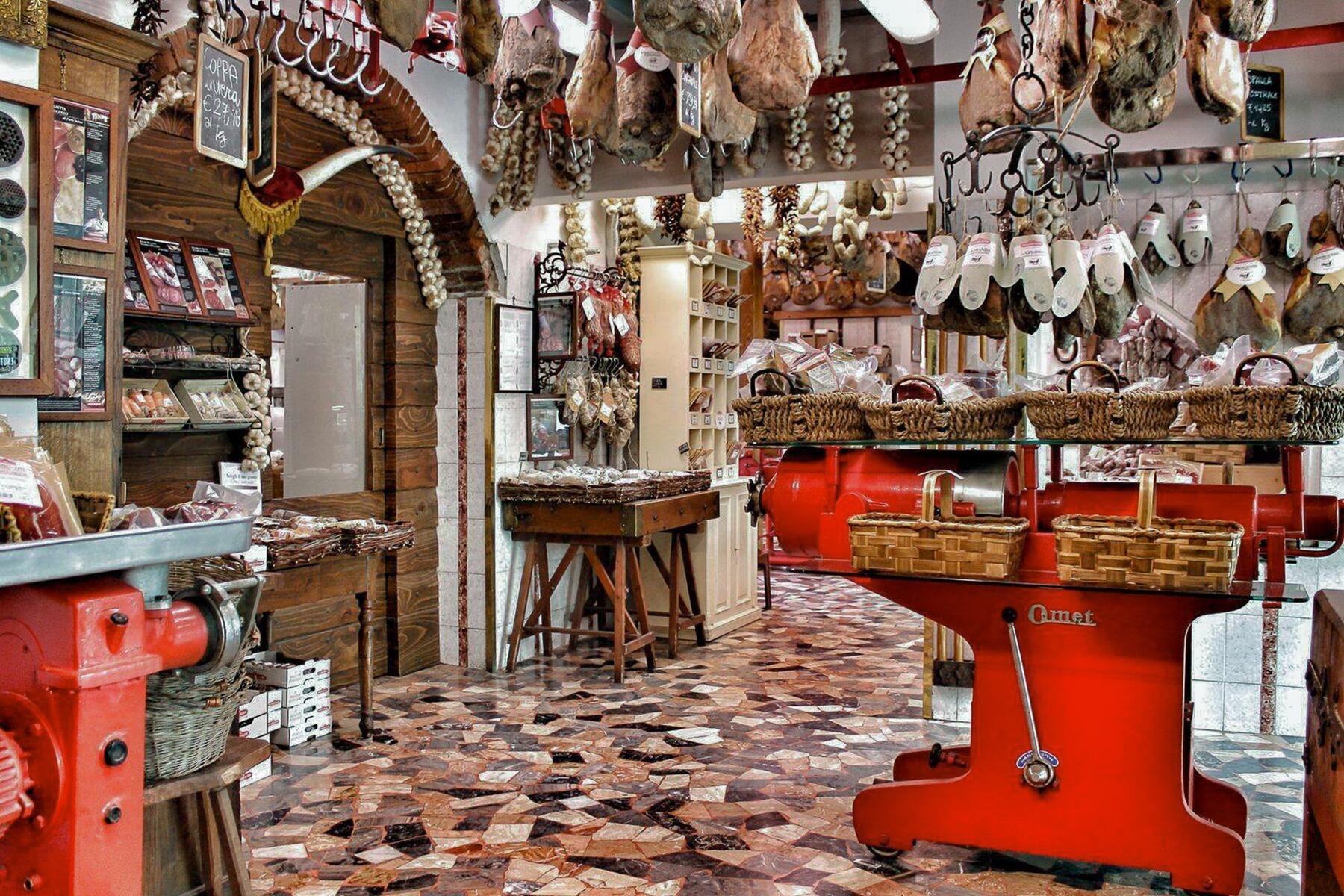 16_OldestShops__OldestButcherShop_16.) 48378157_10156071561027615_1866312630419849216_o