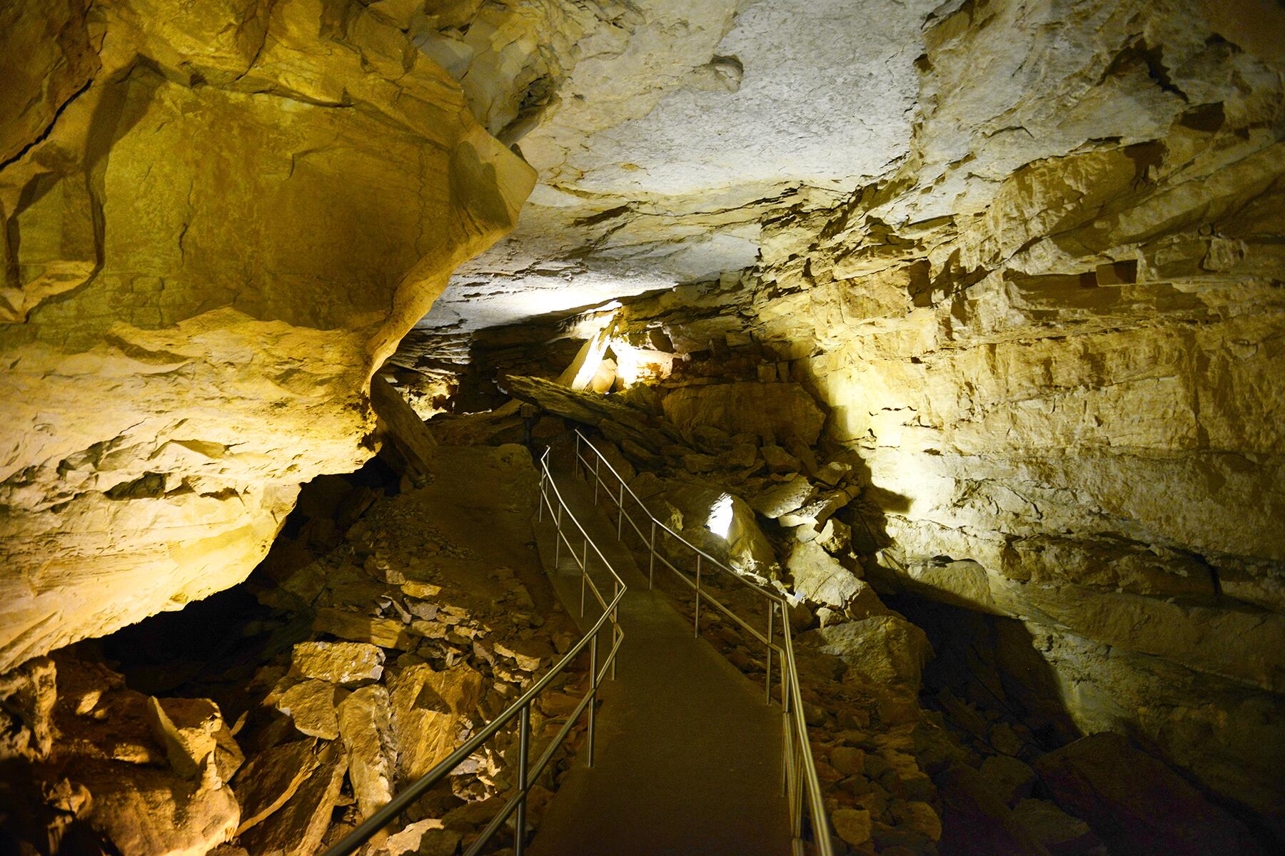 20_MostExtremePlaces__MammothCave_shutterstock_636712405