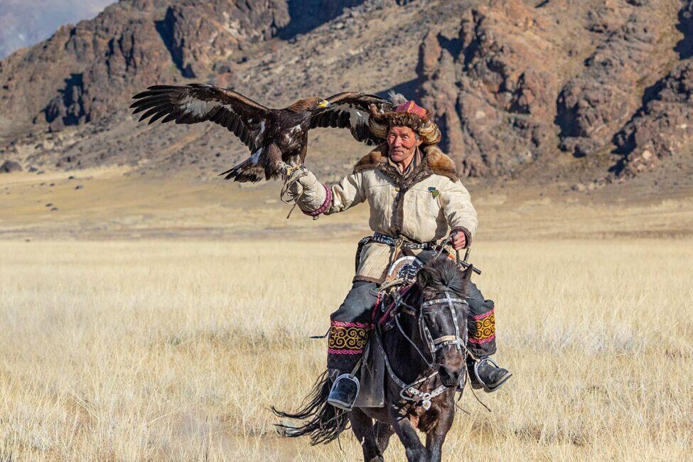 Incredible Photos of Mongolia’s Eagle Hunters
