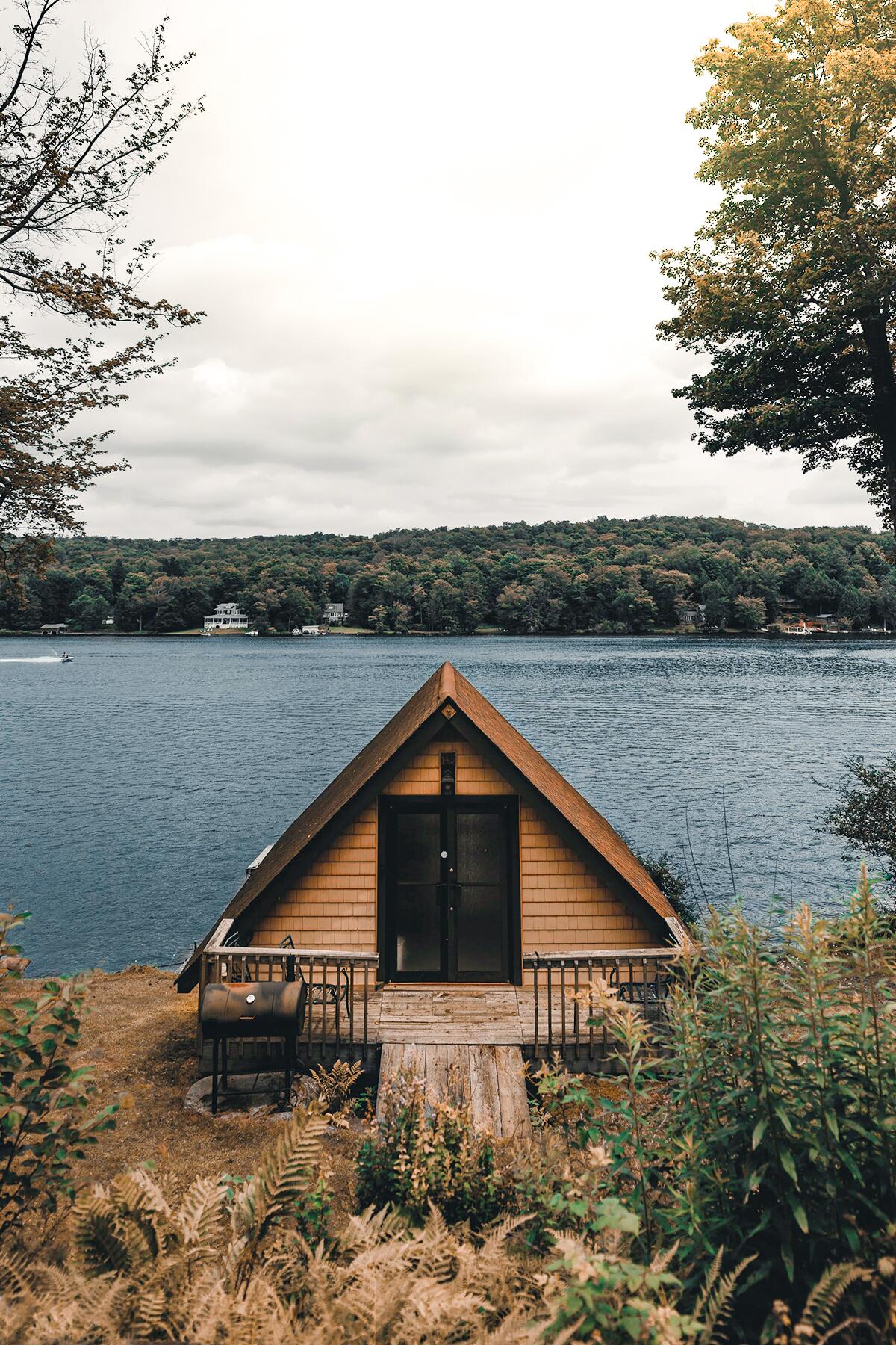 03_AirbnbvsHotel_AccomodationOptions_3.) clay-banks-V-v_DBDtFIc-unsplash