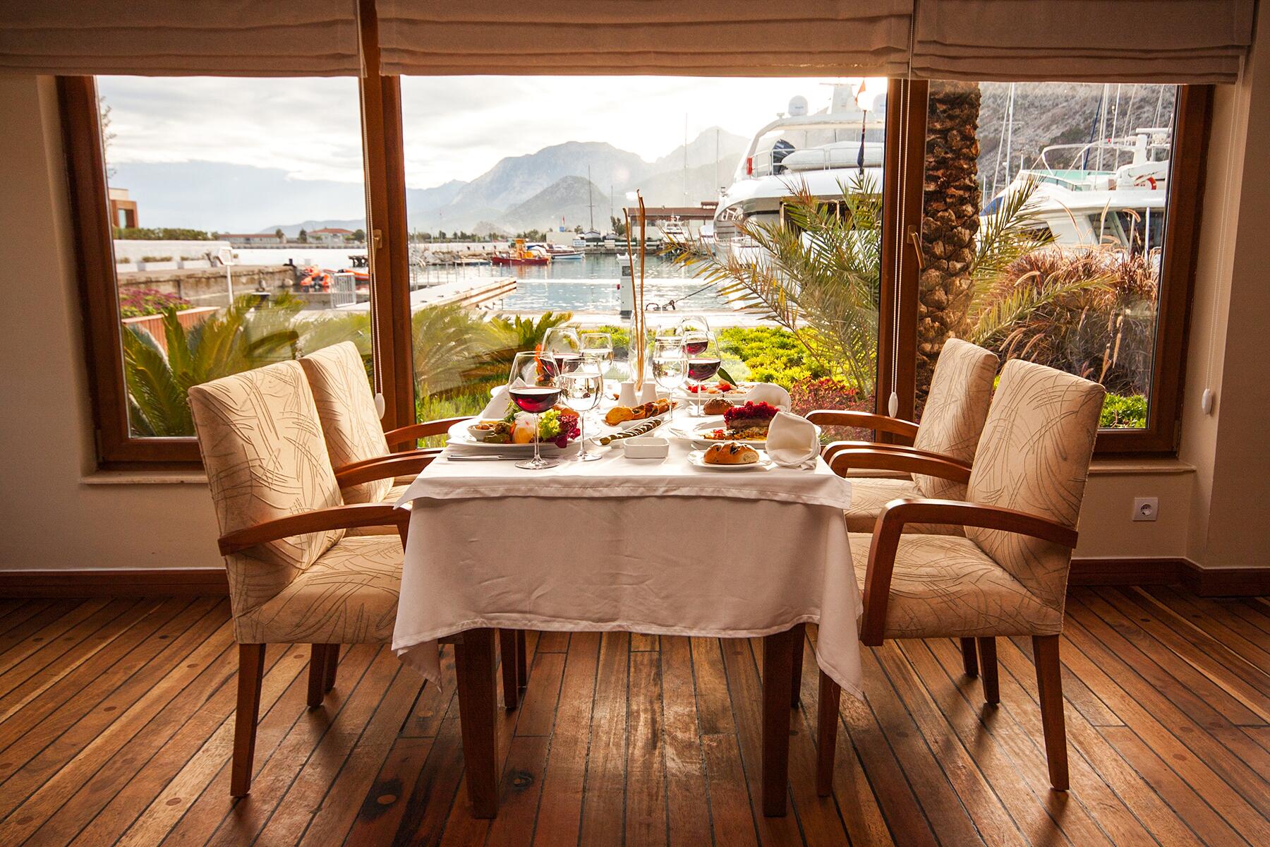 04_AirbnbvsHotel_TheMostandLeastRisky_4.) chairs-dining-room-food-furniture-460537
