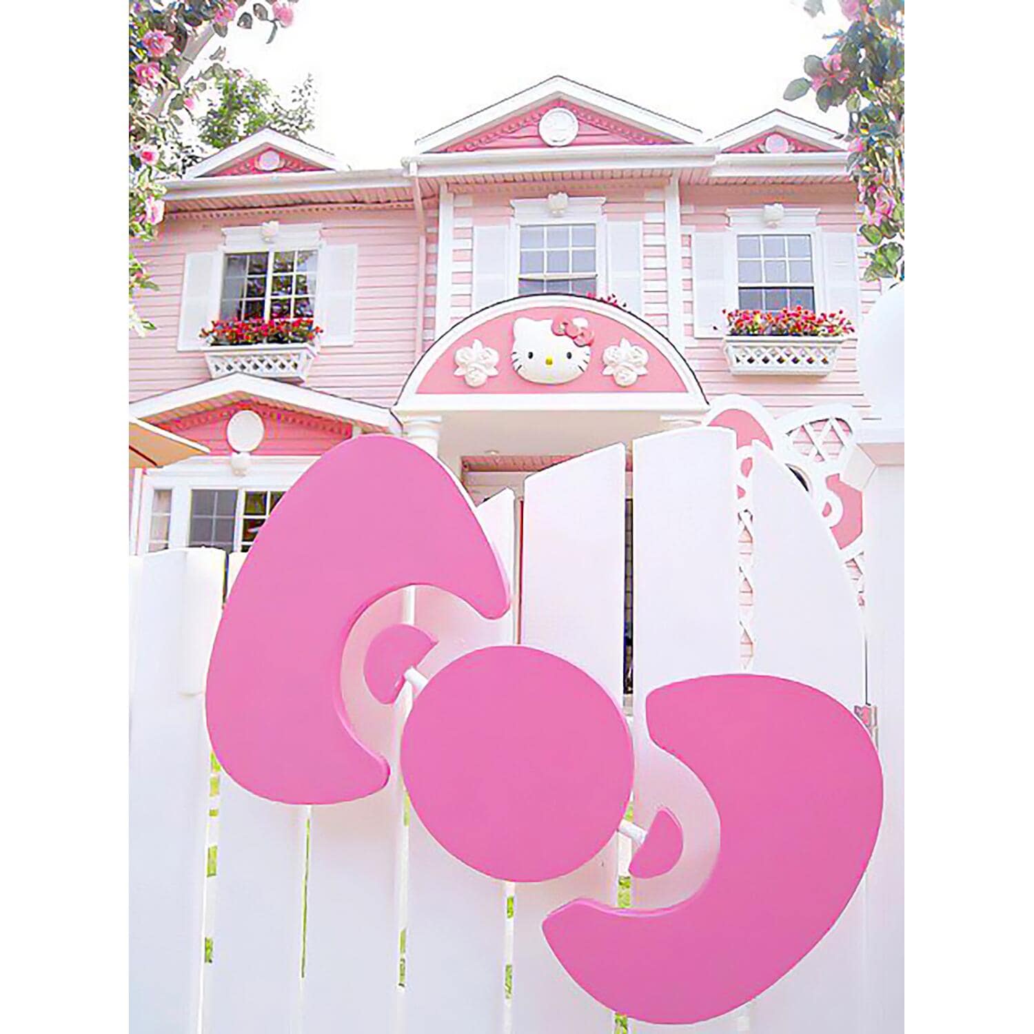 14_HelloKittyAttractions__HelloKittyCastle_14 copy 525383_536614649715725_690766345_n