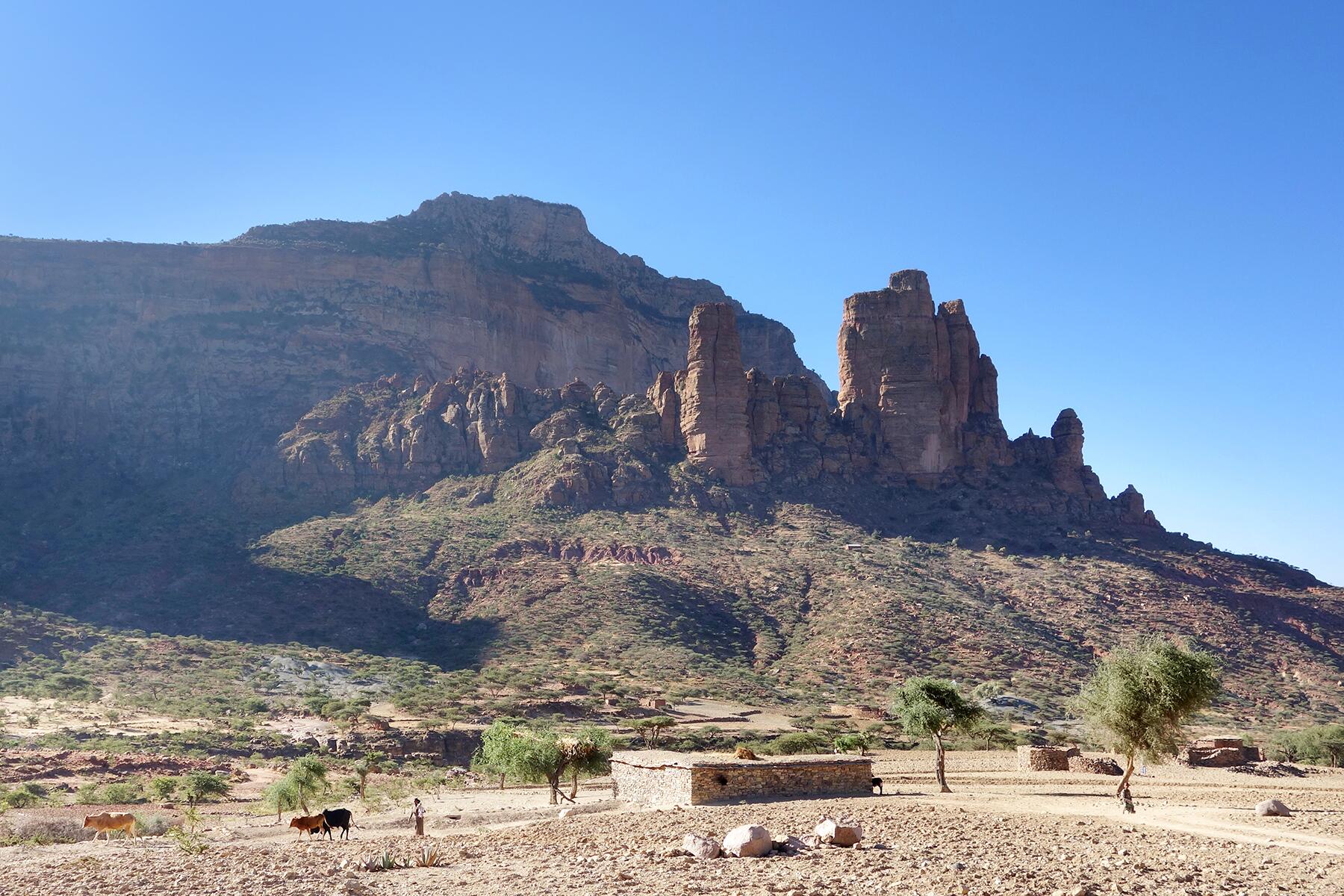 01_EthiopiaCliffChurches__AbuneYemataGuh_1.) Panoramic_view_of_the_road_to_Abuna_Yemata_Guh