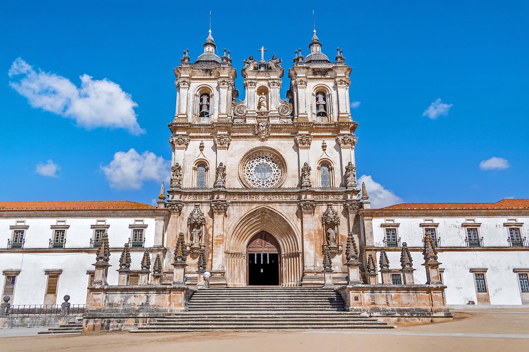 03_SpectacularChurches__MosteirodeAlcobaca_shutterstock_1183380802