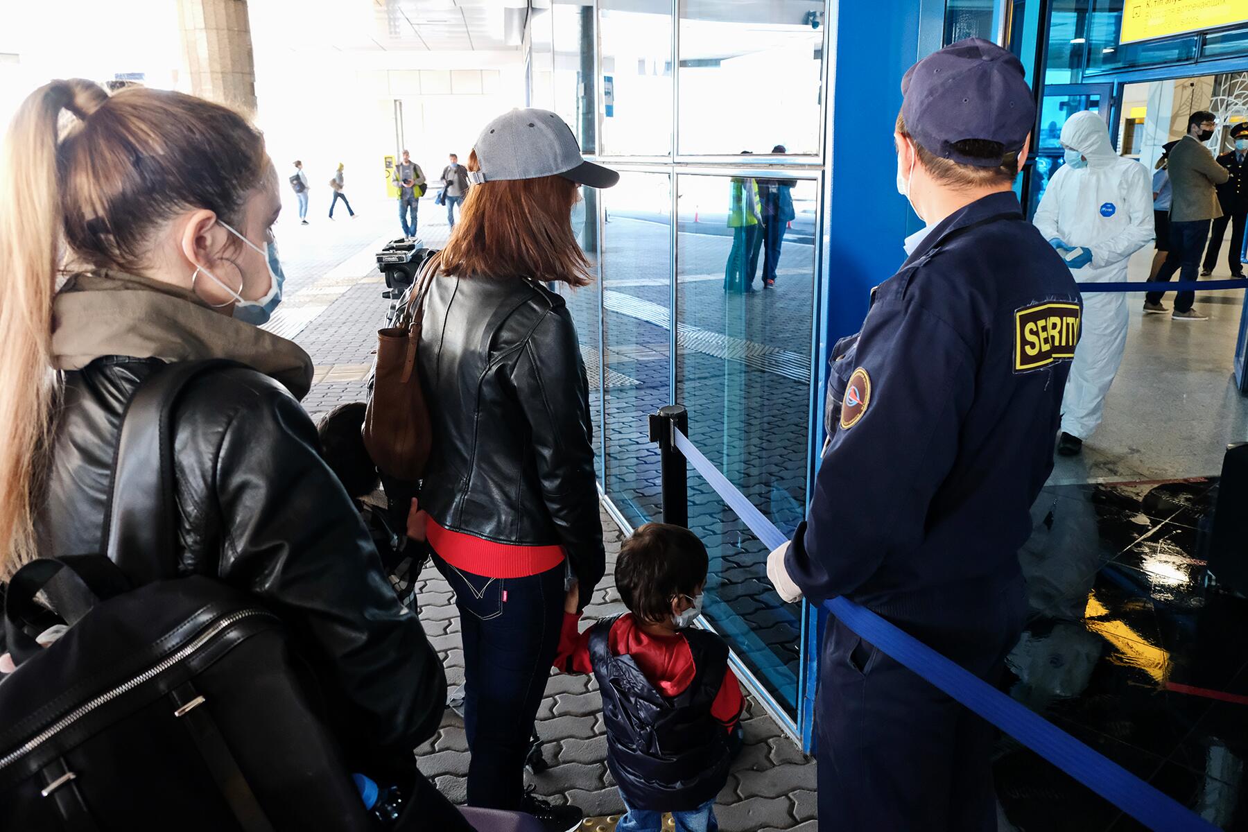 04_AirportsWhatToExpect__TSAPreCheckMayBeClosed_shutterstock_1741031357