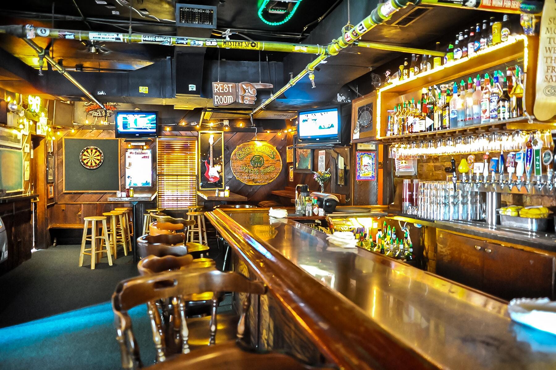 05_HiddenGemsofState__CaseyMoore'sOysterHouse_shutterstock_1473000074