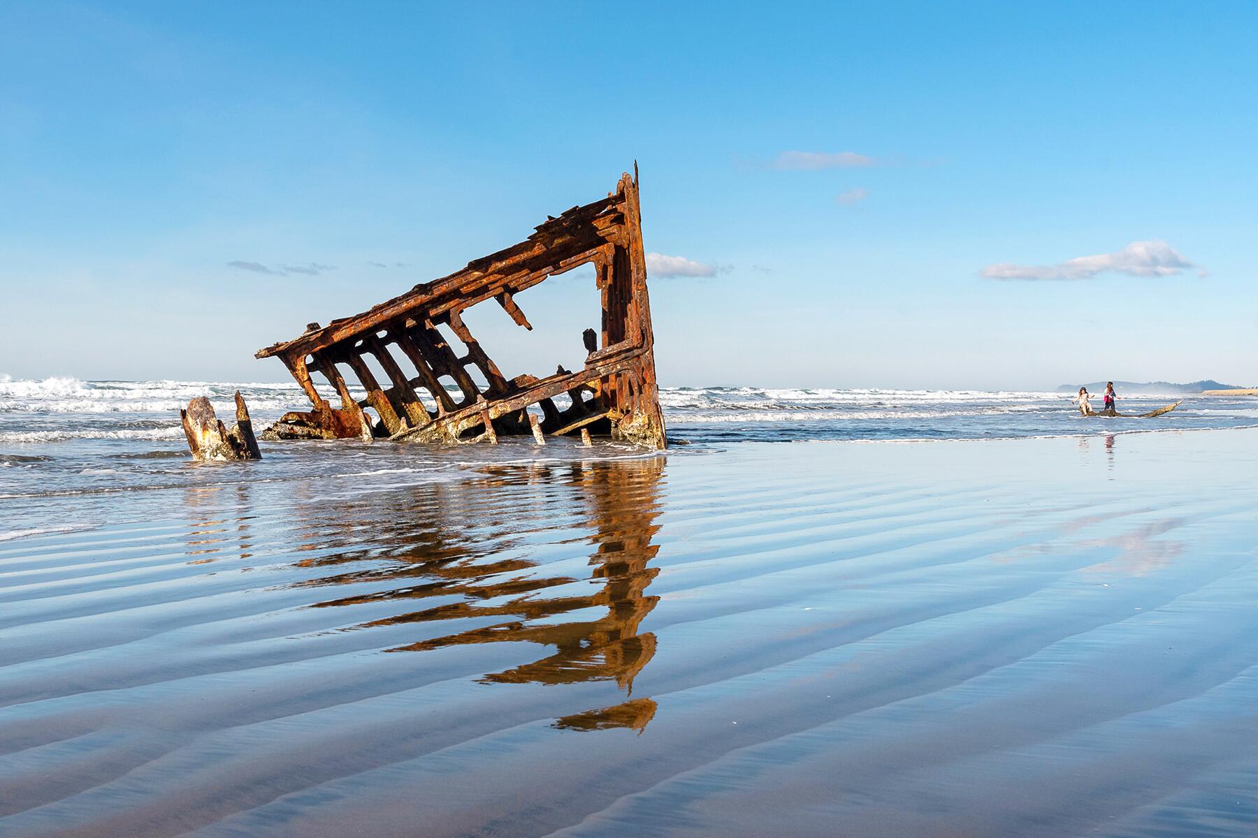 07_OffbeatAttractionsOregon__WreckOfThePeterIredale_7 Fort Stevens - peter iredale and kids