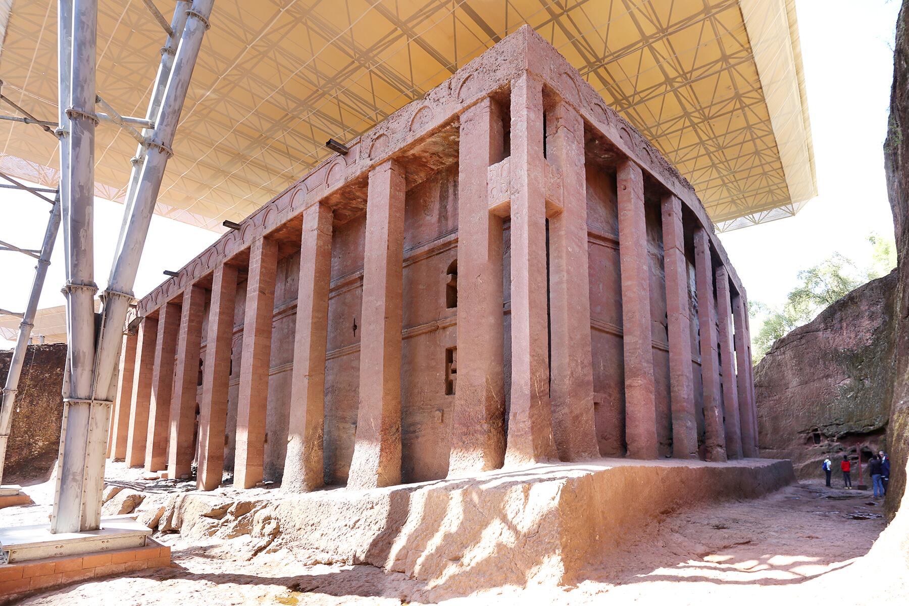 13_EthiopiaCliffChurches__BeteMedhaniAlem_13.) Lalibela,_chiesa_di_bete_medhane_alem,_esterno_08,0