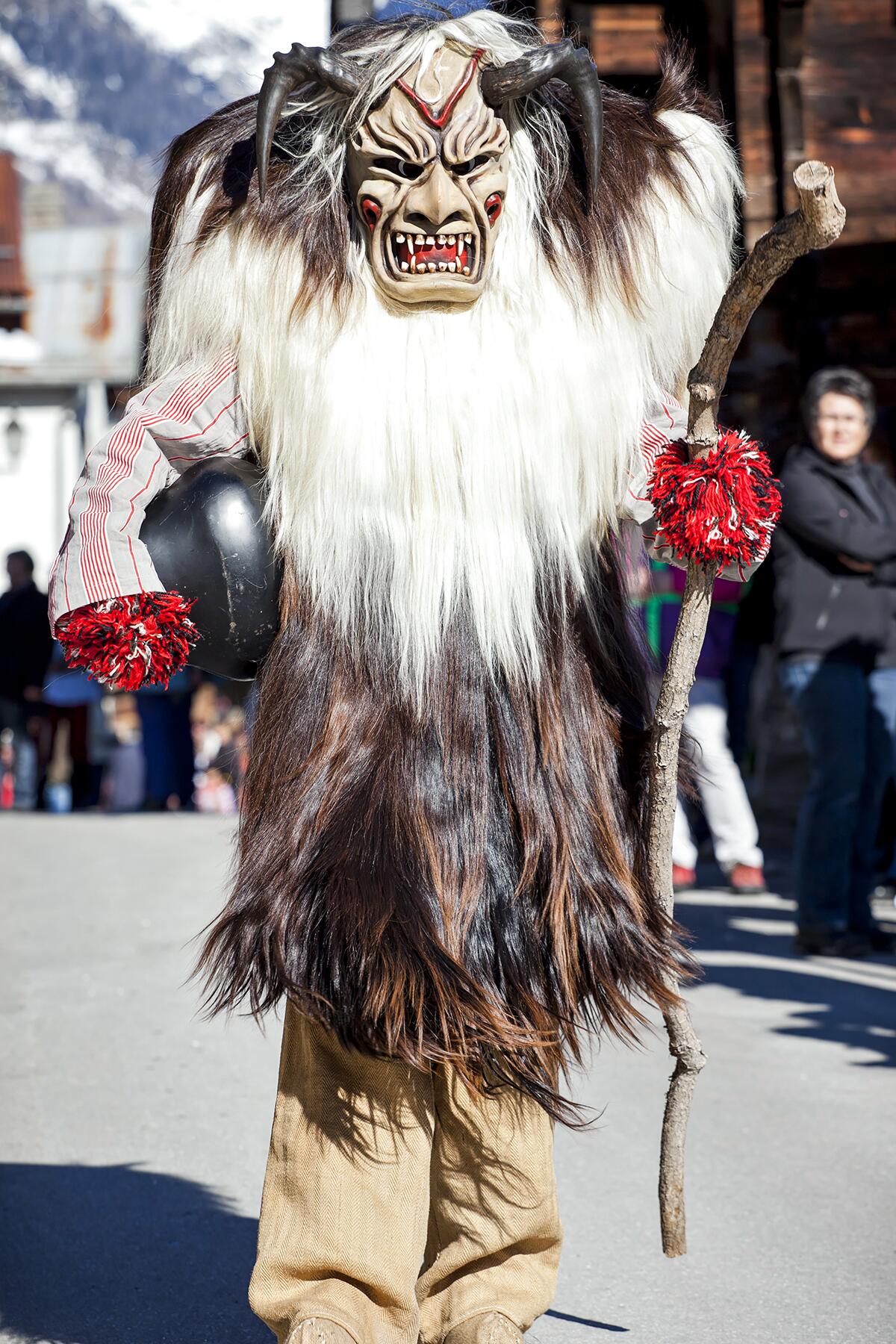 06_FreakySwissTraditions__Tschaegaettae_shutterstock_73293622
