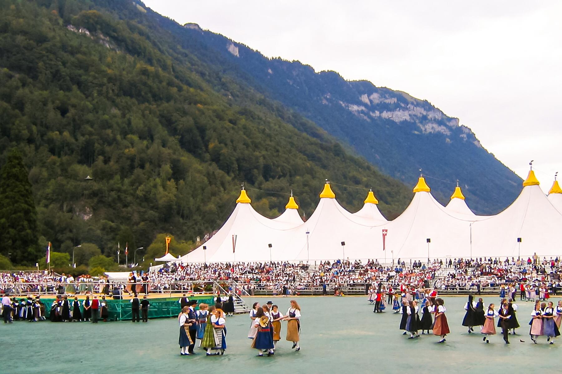 12_FreakySwissTraditions__Unspunnenfest_12.) Unspunnenfest_Interlaken_2006_Dance