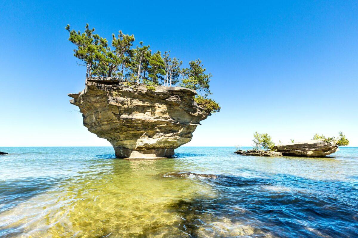 10 Weird Rock Formations Around the World
